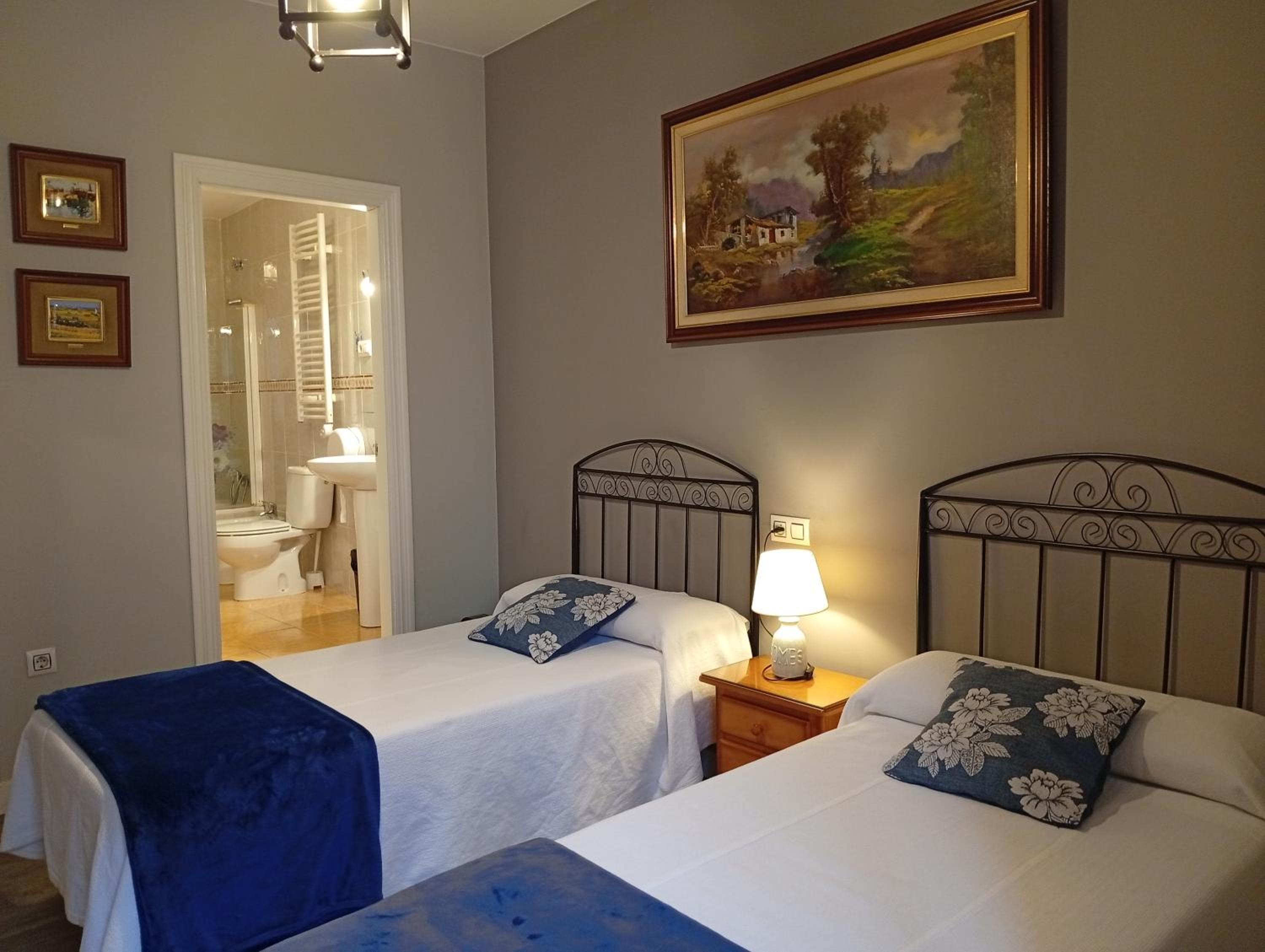 Twin Room with Private Bathroom - Photo 4