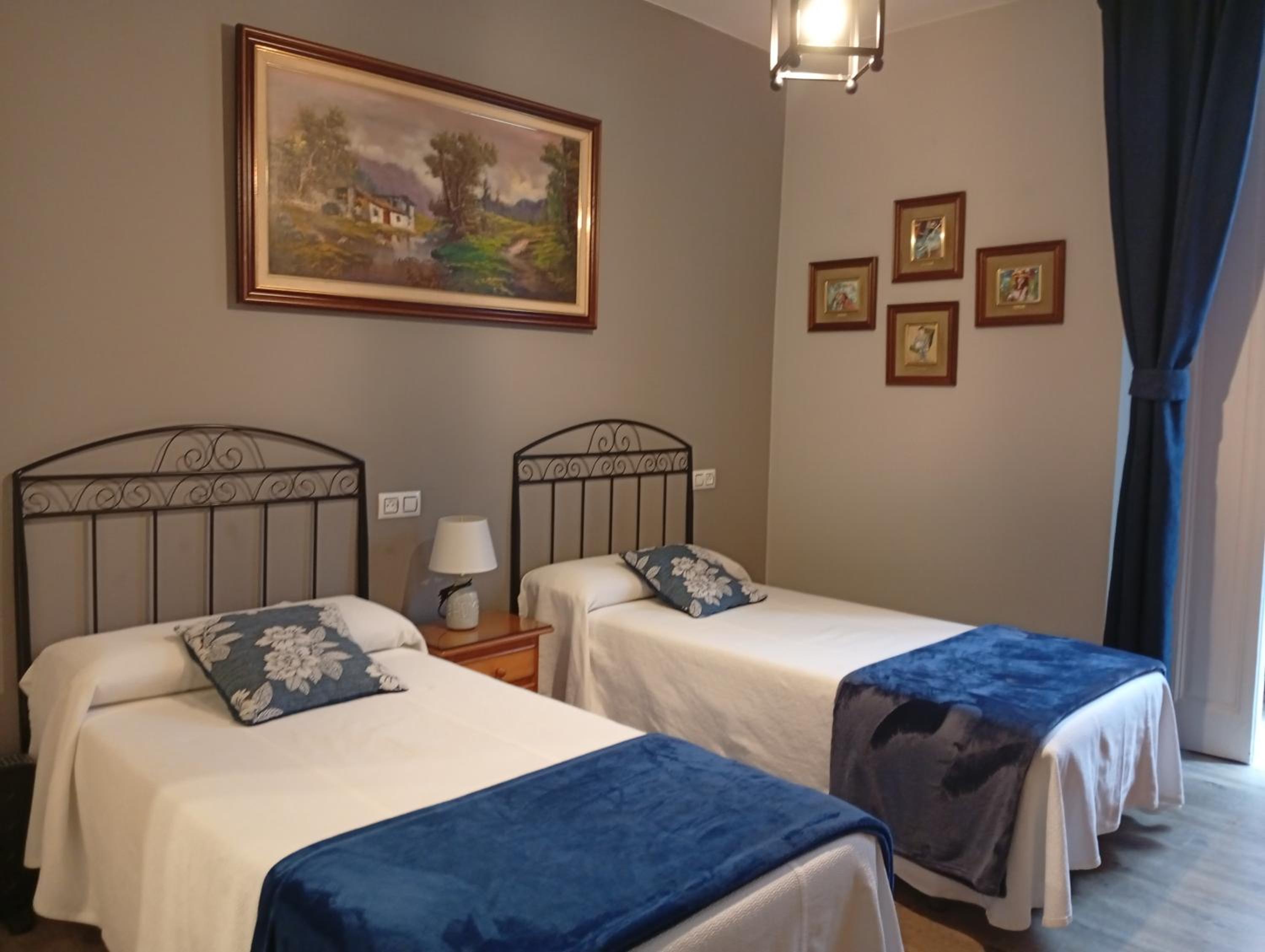 Twin Room with Private Bathroom - Photo 7
