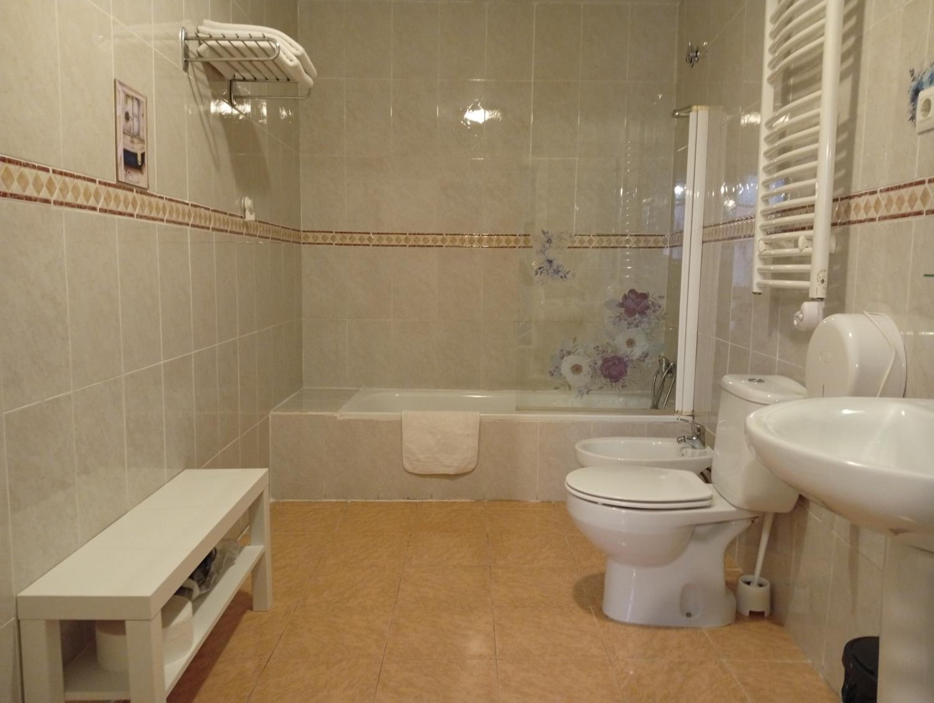 Twin Room with Private Bathroom - Photo 6