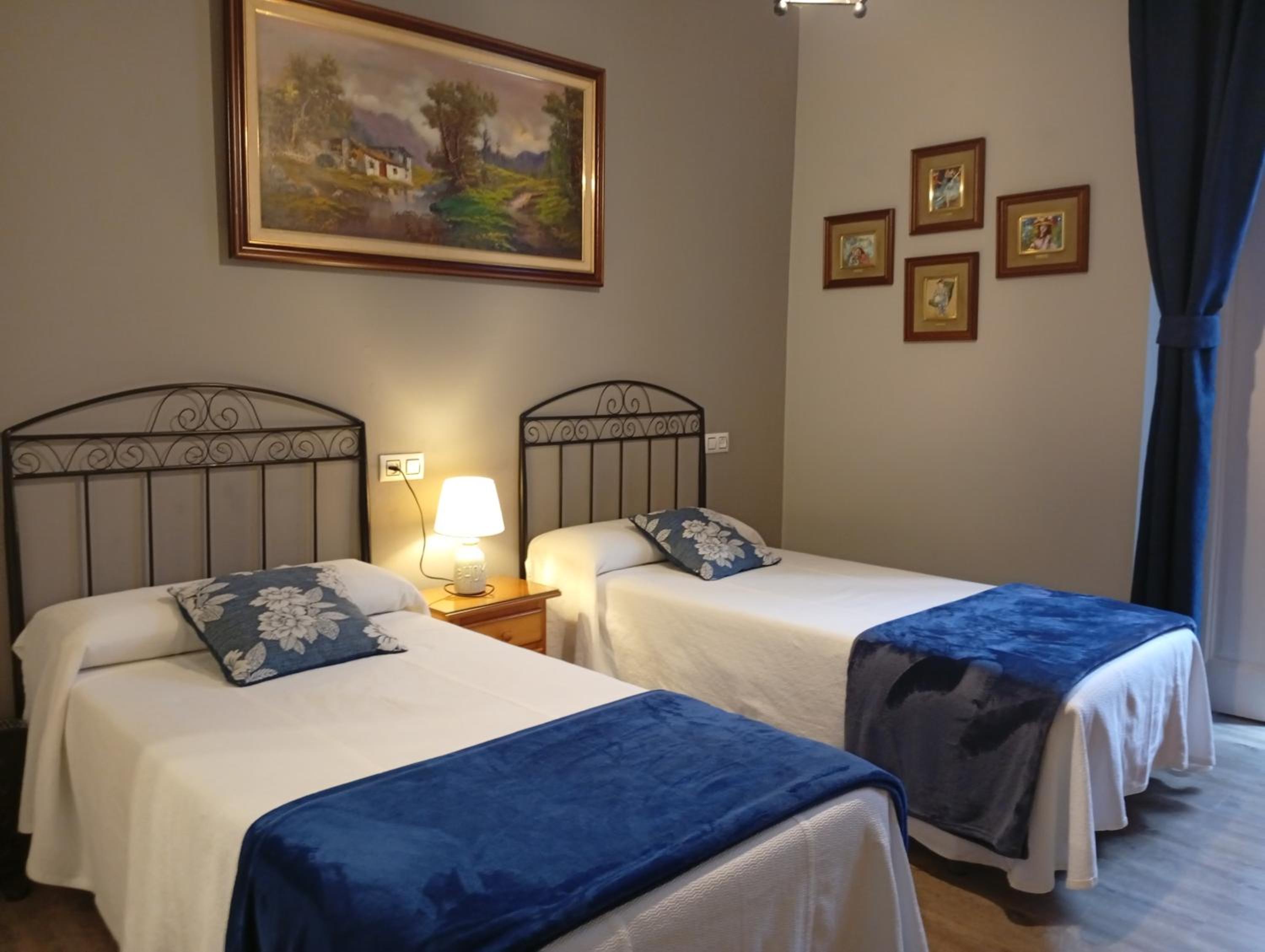 Twin Room with Private Bathroom - Photo 2