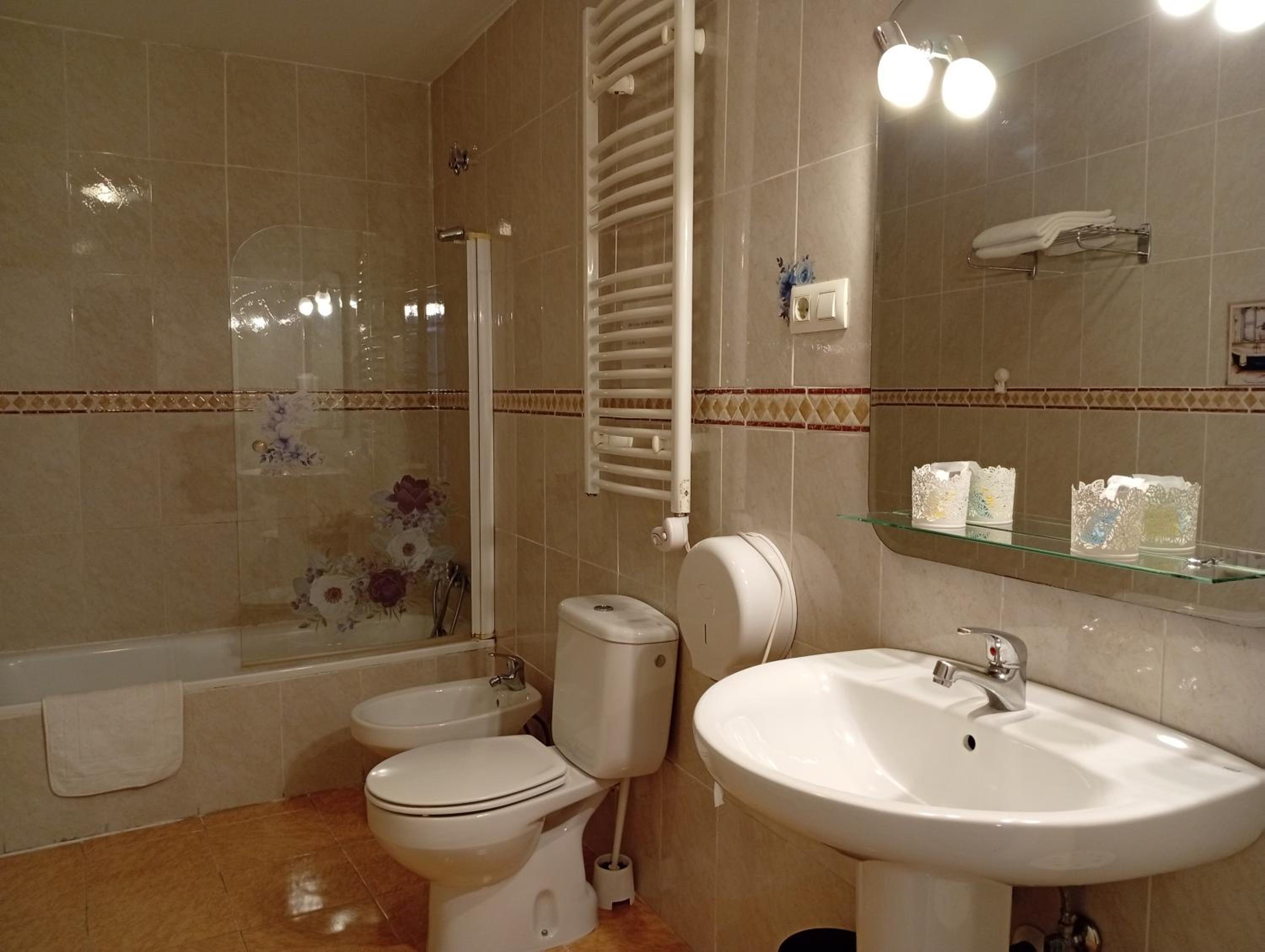 Twin Room with Private Bathroom - Photo 3