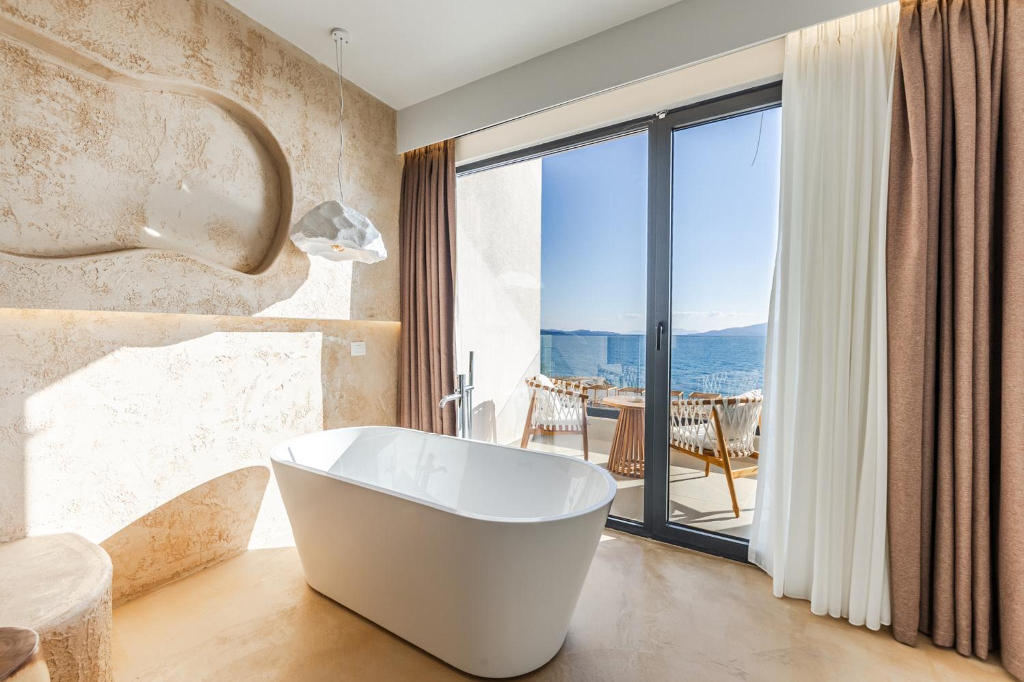Premium Double Room with Balcony, Sea View and Bath Tub photo 2