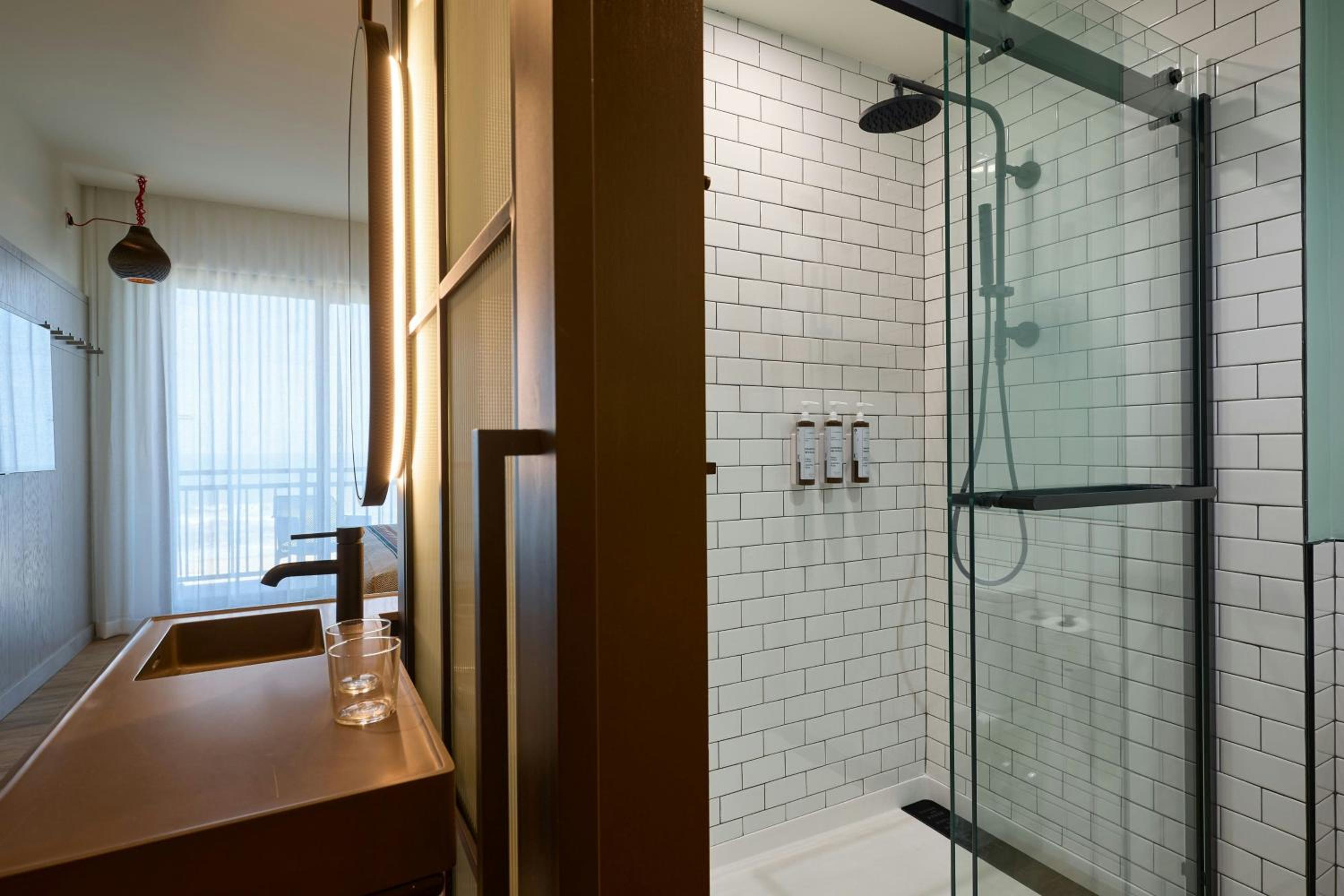 Moxy Queen Room with Oceanfront and Balcony - Mobility Accessible with Roll-In Shower photo 2