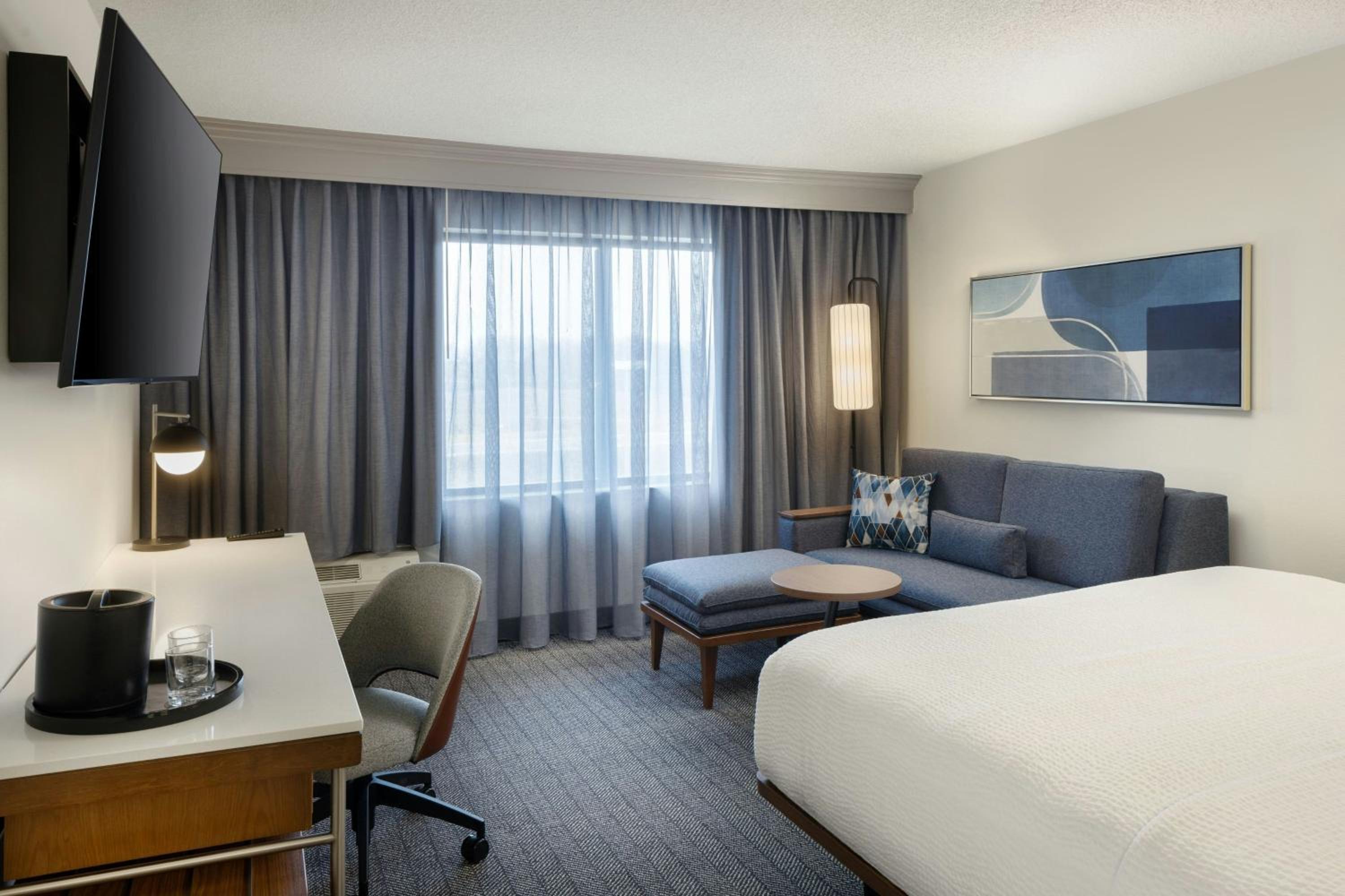 King Room with Sofa Bed - Hearing Accessible - Photo 12
