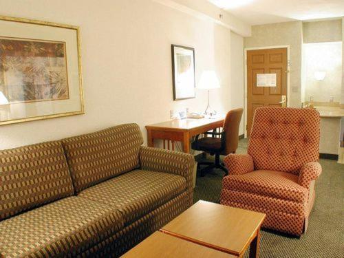 One-Bedroom Suite with Two Queen Beds - Photo 2