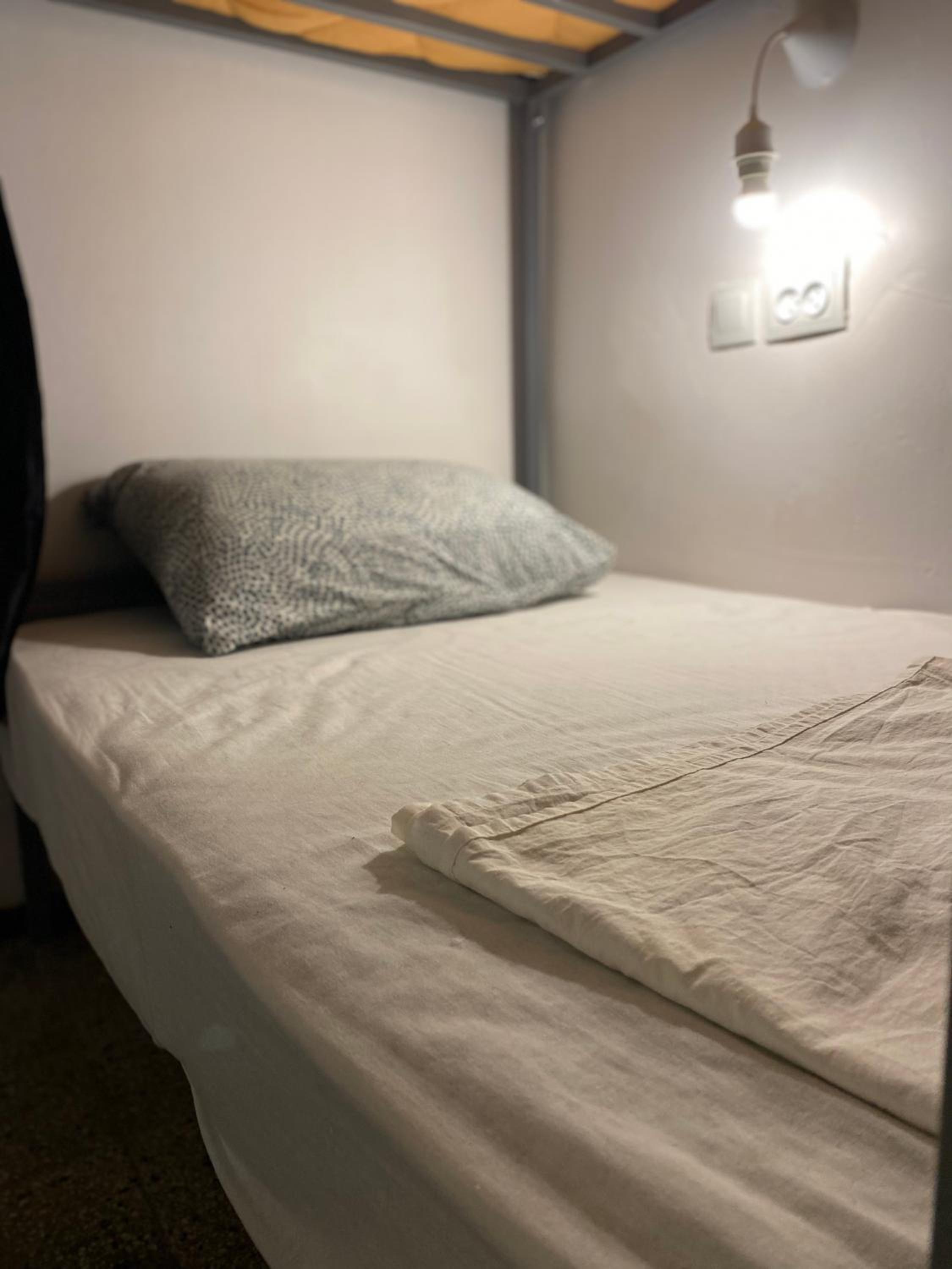 Bed in 4-Bed Mixed Dormitory Room photo 2