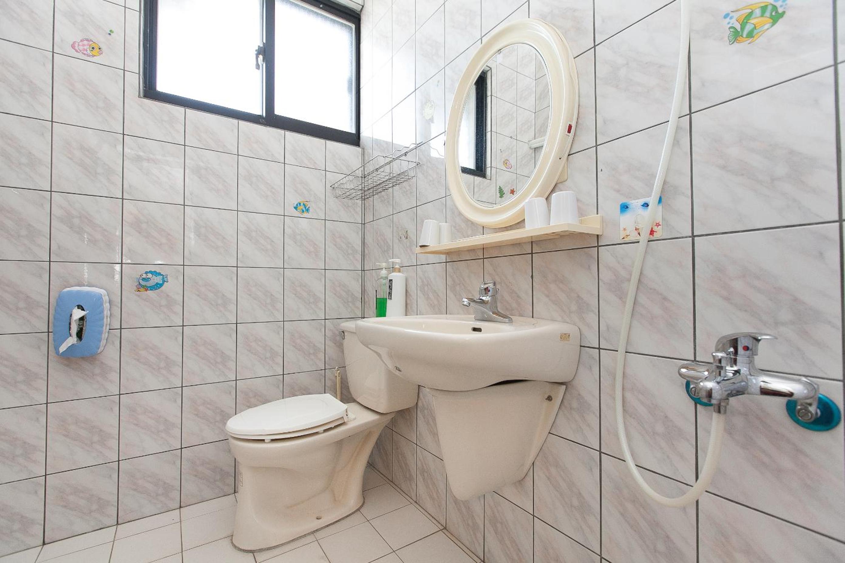 Quadruple Room with Private Bathroom photo 3