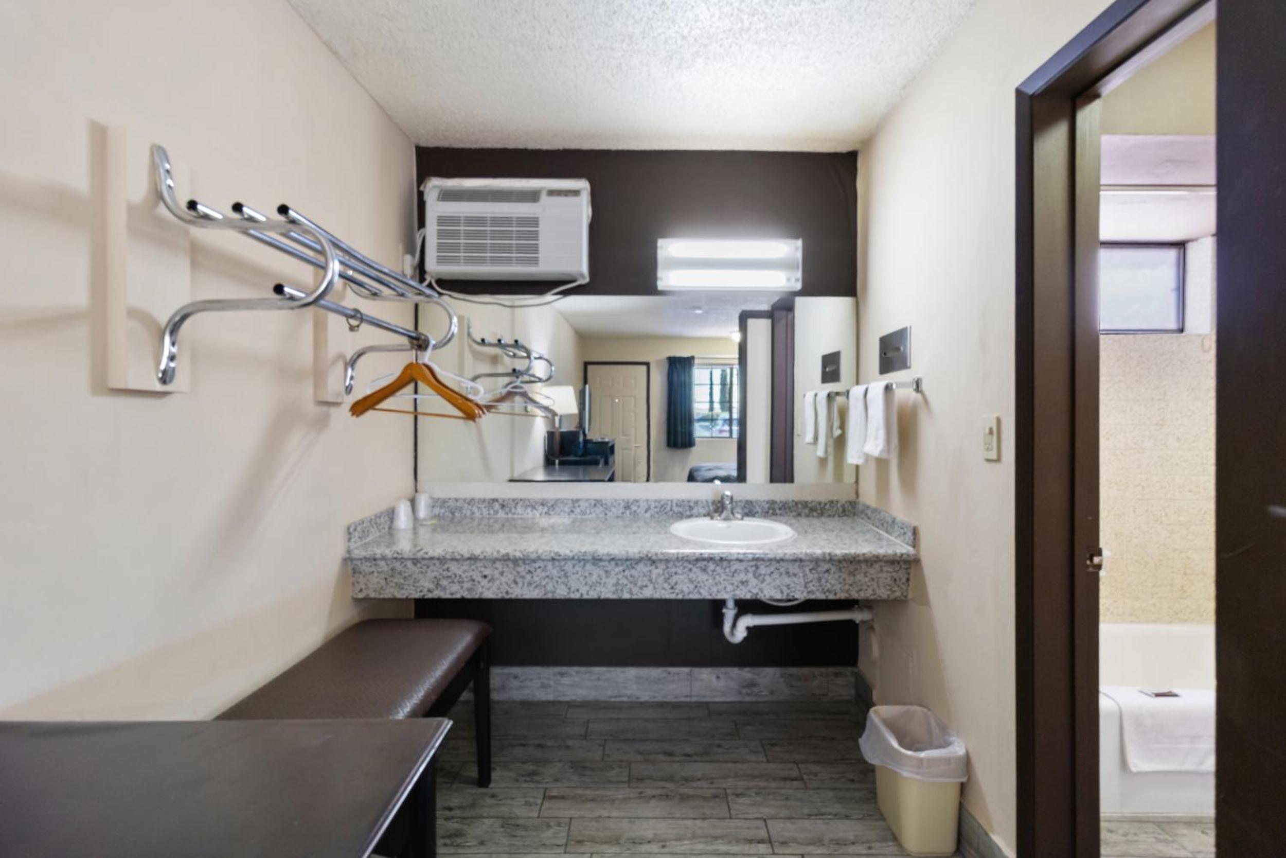 Deluxe Double Room with Extra Bed - Photo 7