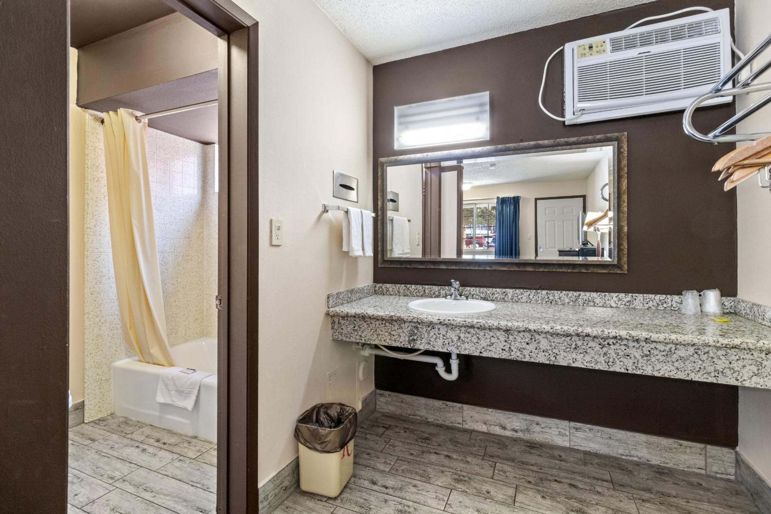 Deluxe Double Room with Extra Bed - Photo 6