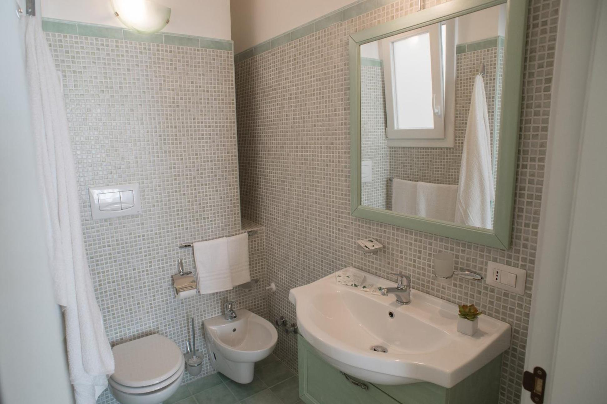 King Room with Balcony photo 3