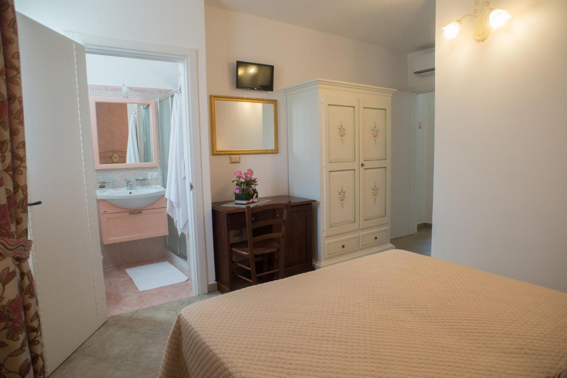 Double Room with Private Bathroom photo 3