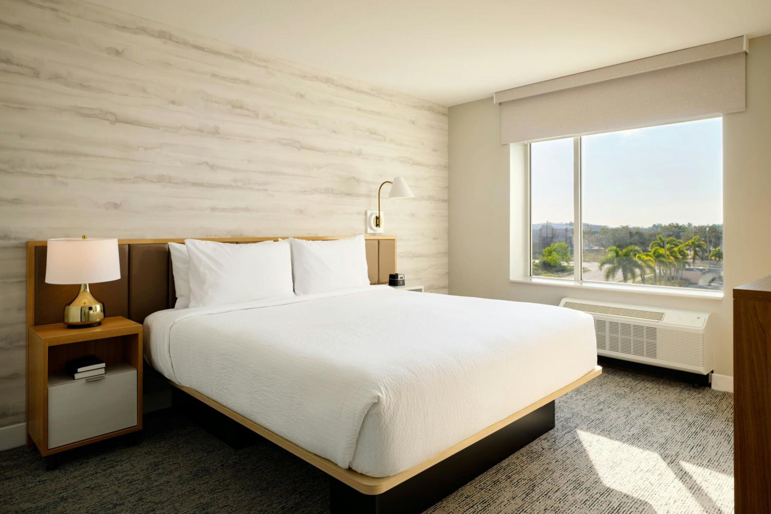 One-Bedroom King Suite with Sofa Bed photo 3