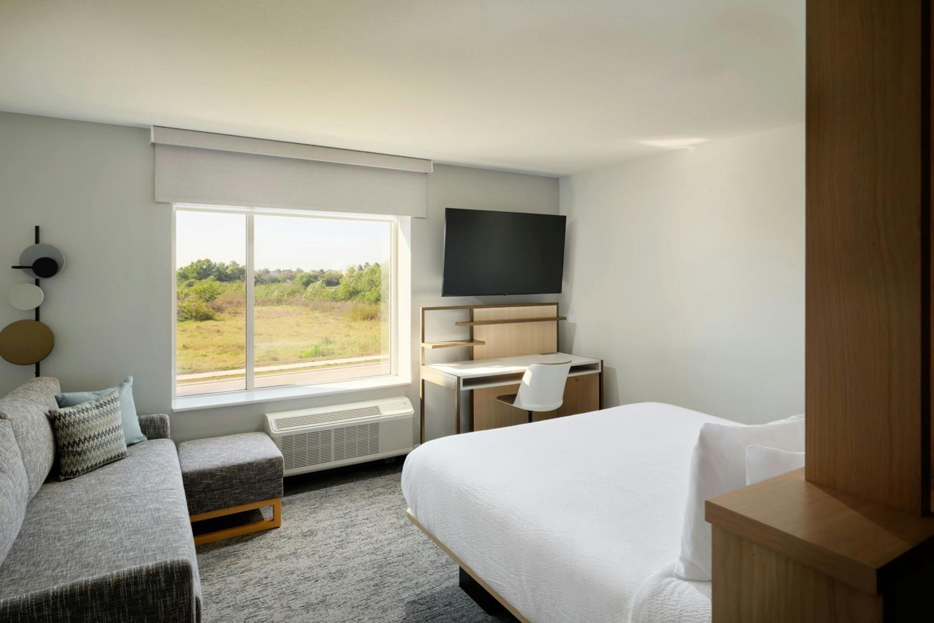 King Studio Suite with Sofa Bed photo 3