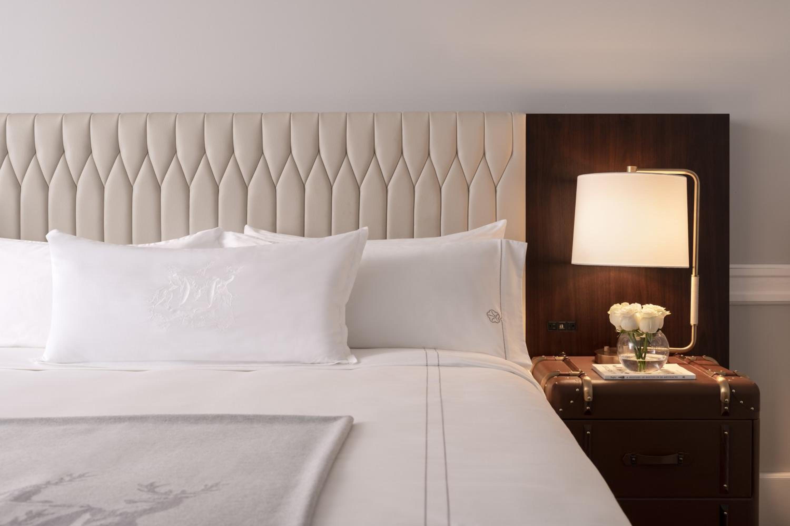 Traditional Room - 1 Queen Bed