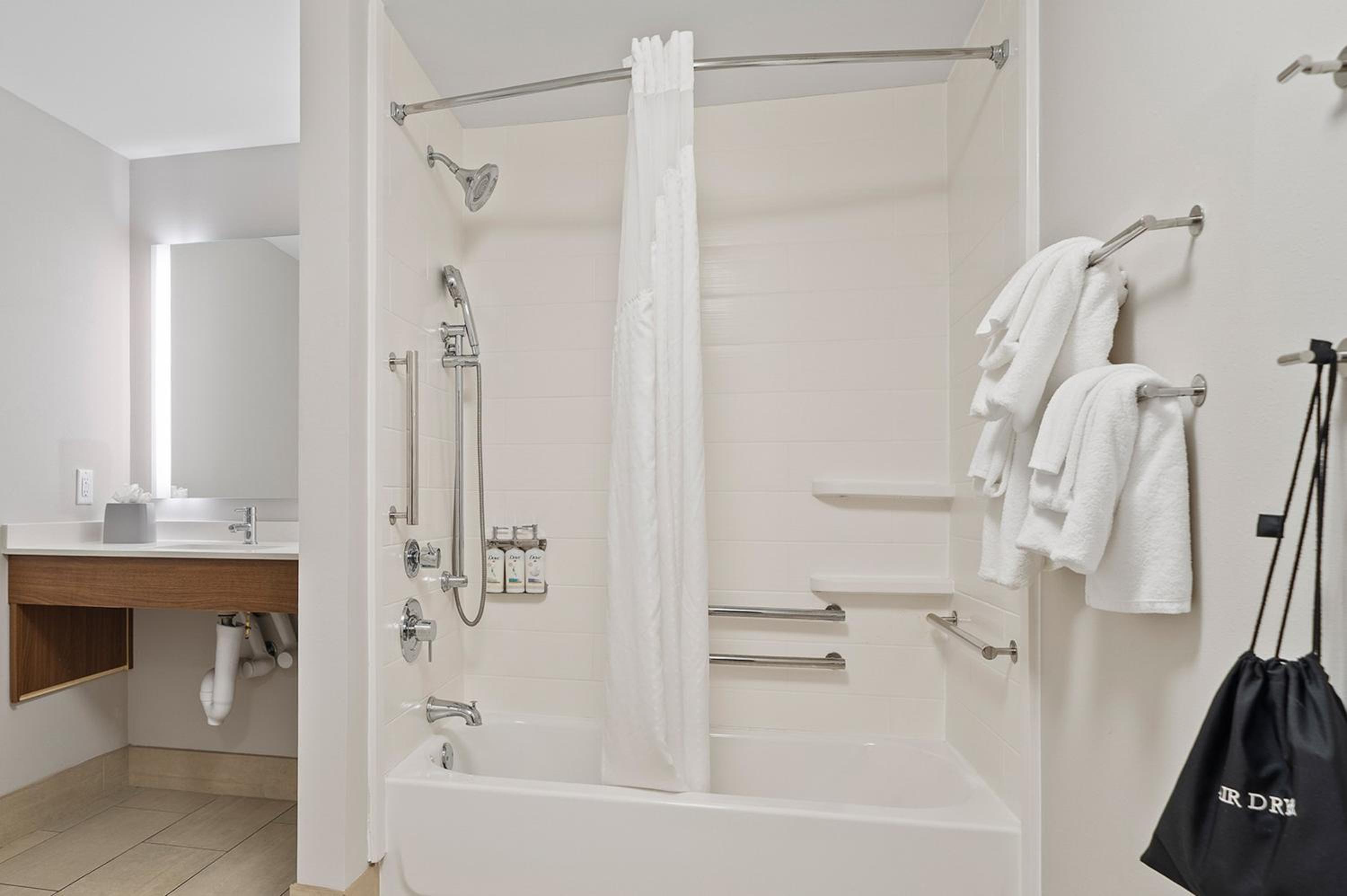 Standard Double Room - Mobility Accessible photo 2