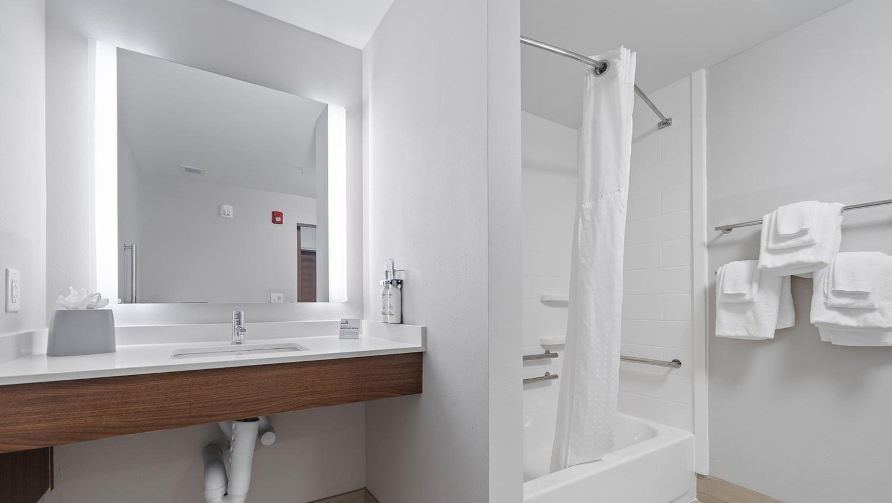 Standard Double Room - Mobility Accessible photo 3