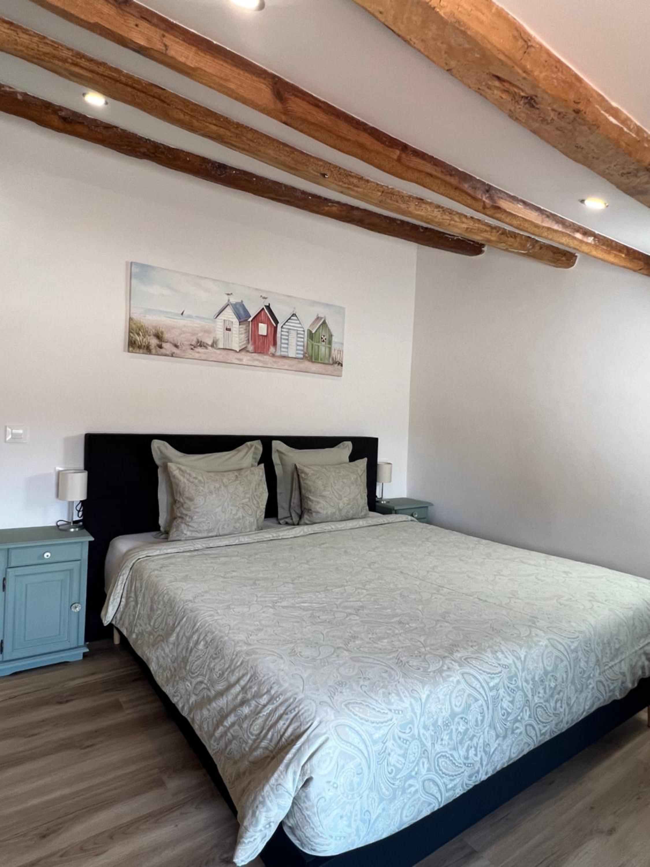 Five-Bedroom House photo 2