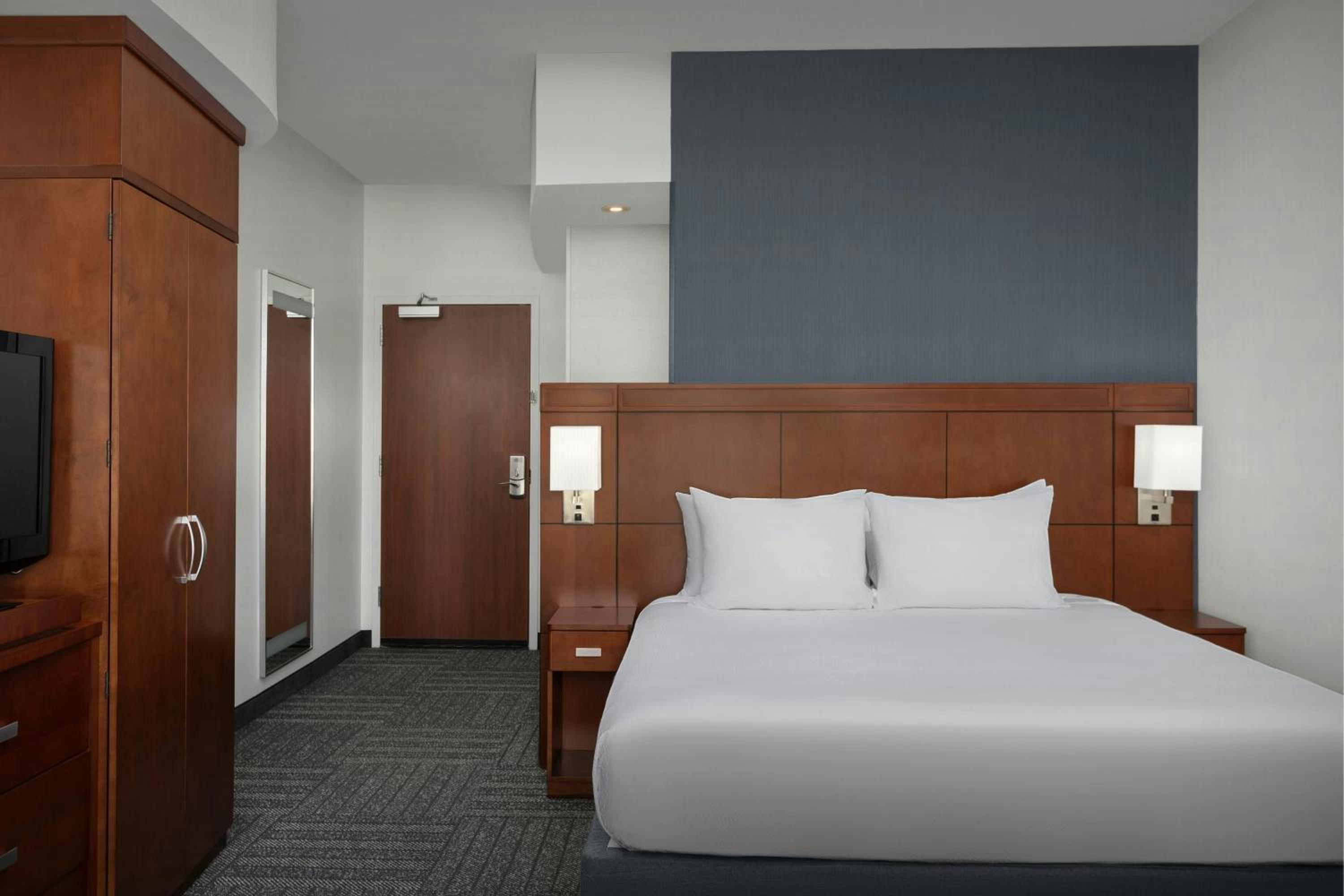 King Room with Roll-In Shower - Mobility Accessible photo 1