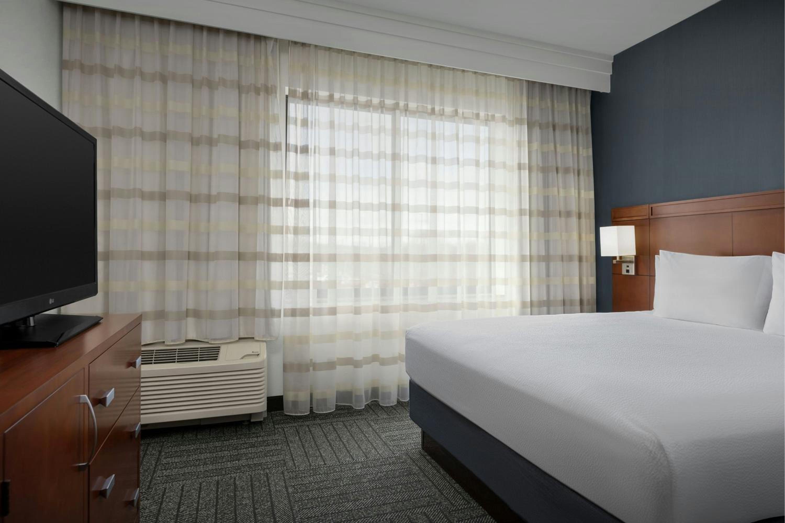 One-Bedroom King Suite with Sofa Bed - Hearing Accessible photo 3