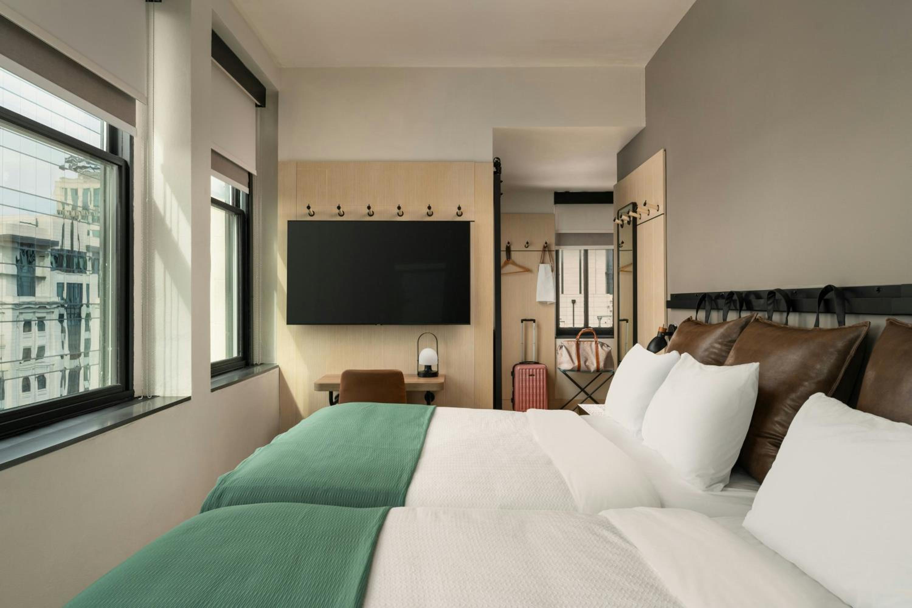 Queen Room with Two Queen Beds - City View - Photo 1