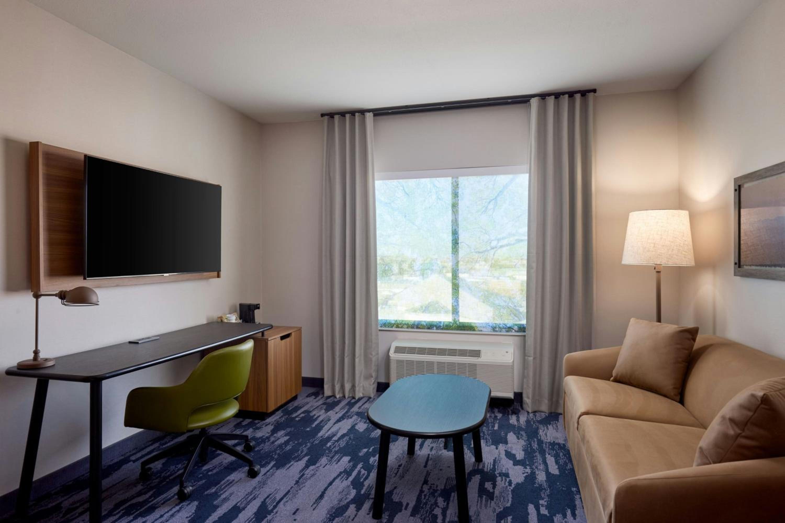 Executive king suite with Sofa Bed - Mobility and Hearing Accessible with Roll-in Shower photo 2
