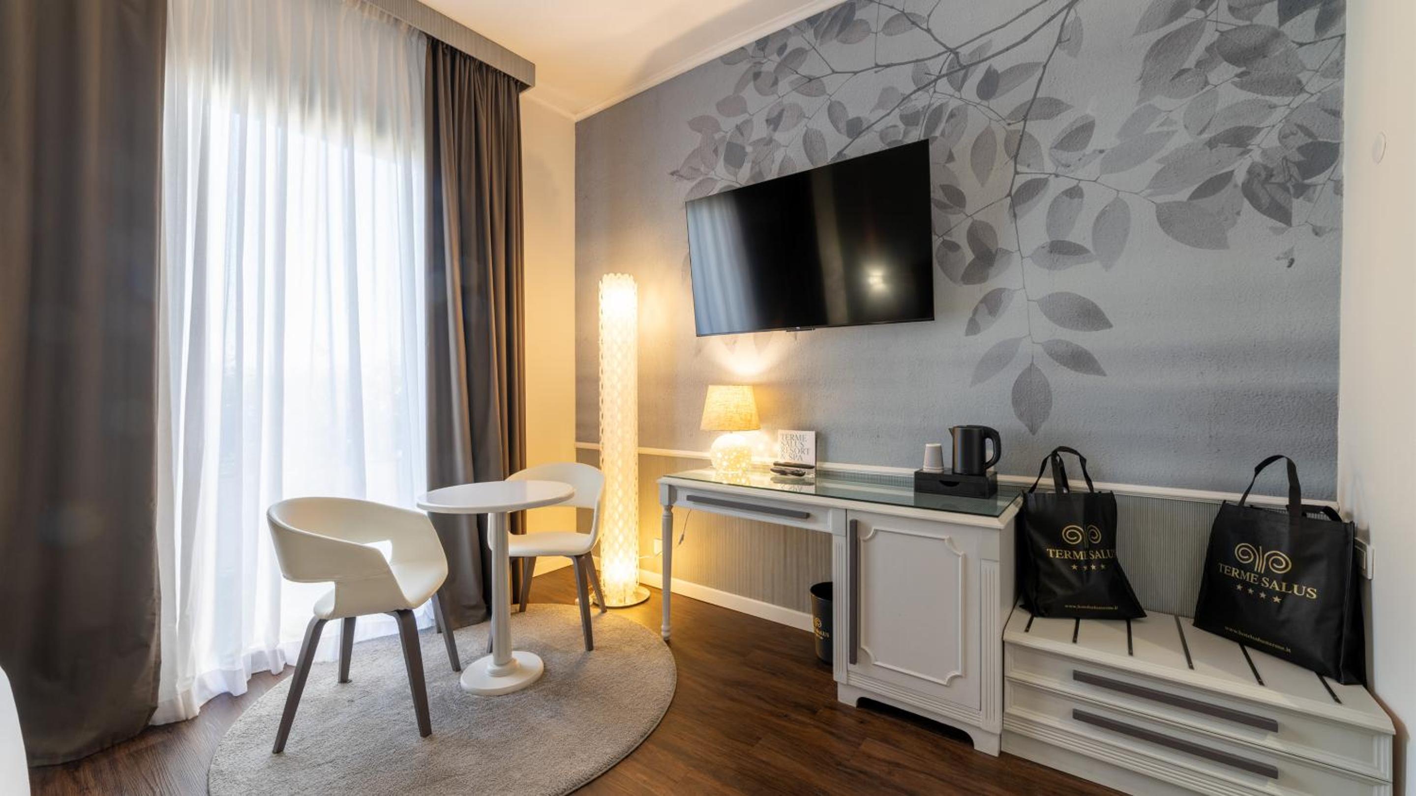 Deluxe Queen Room with Spa Access photo 1