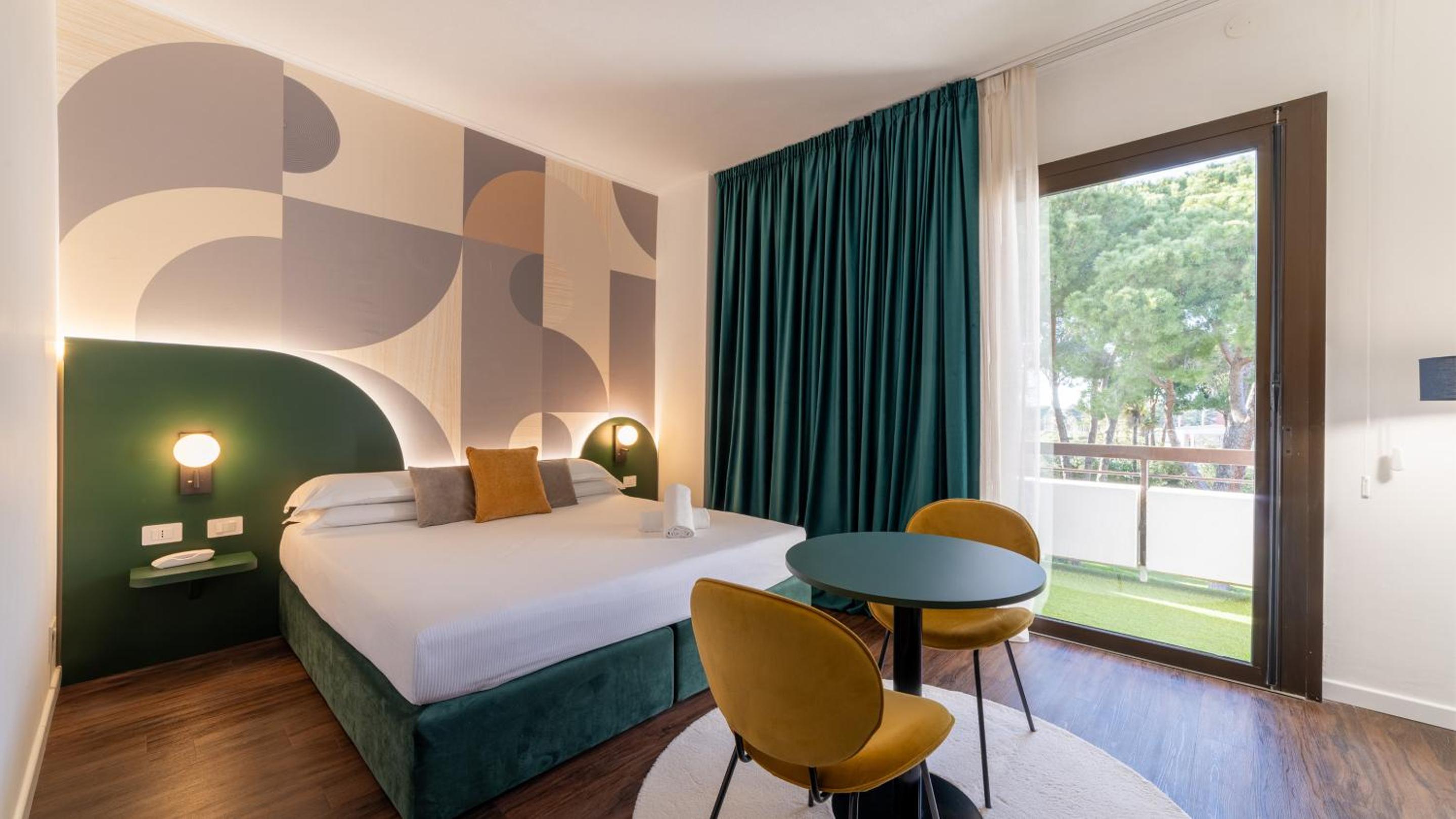 Deluxe Queen Room with Spa Access photo 3