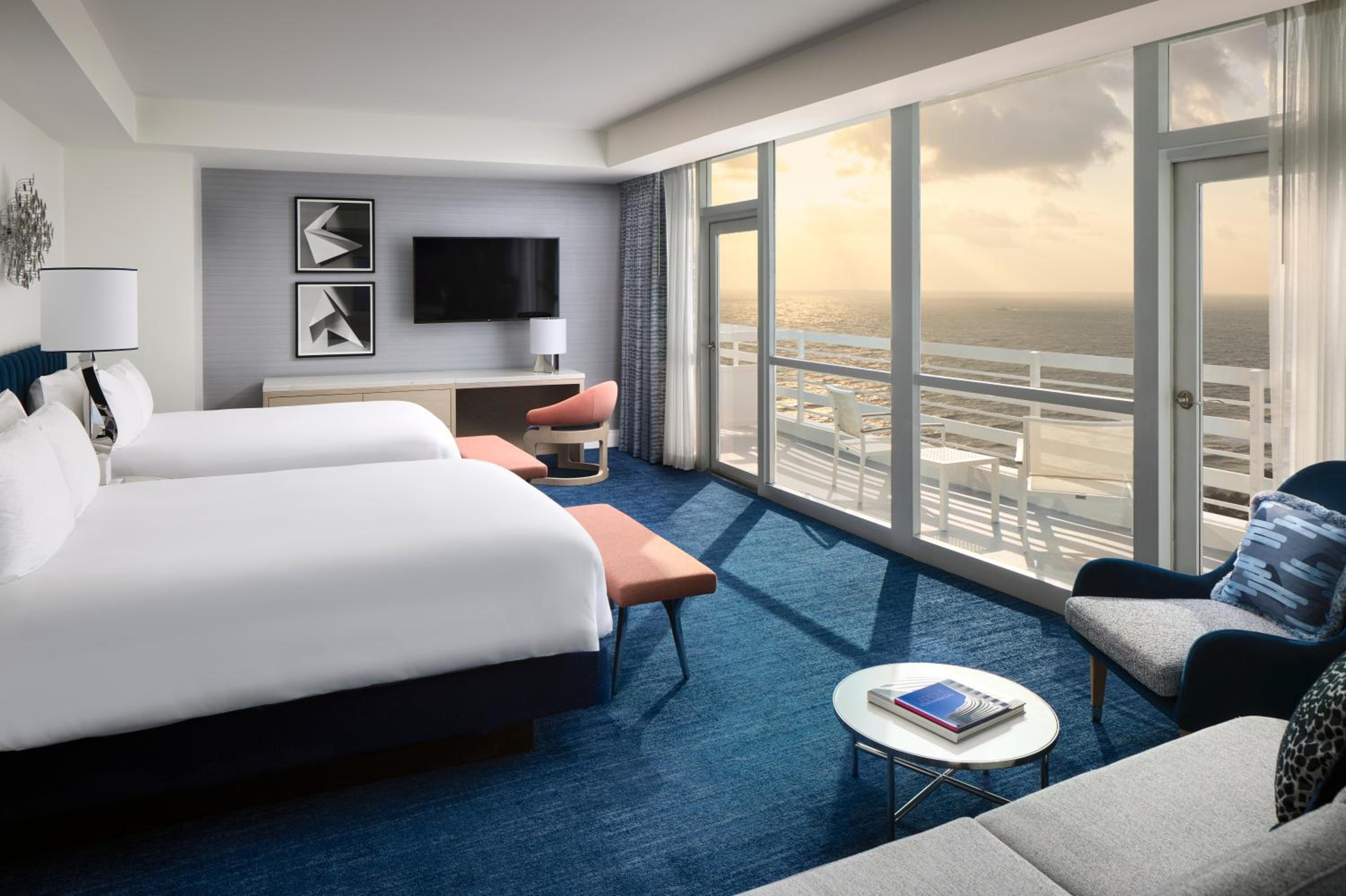 King Suite with Balcony - Photo 2