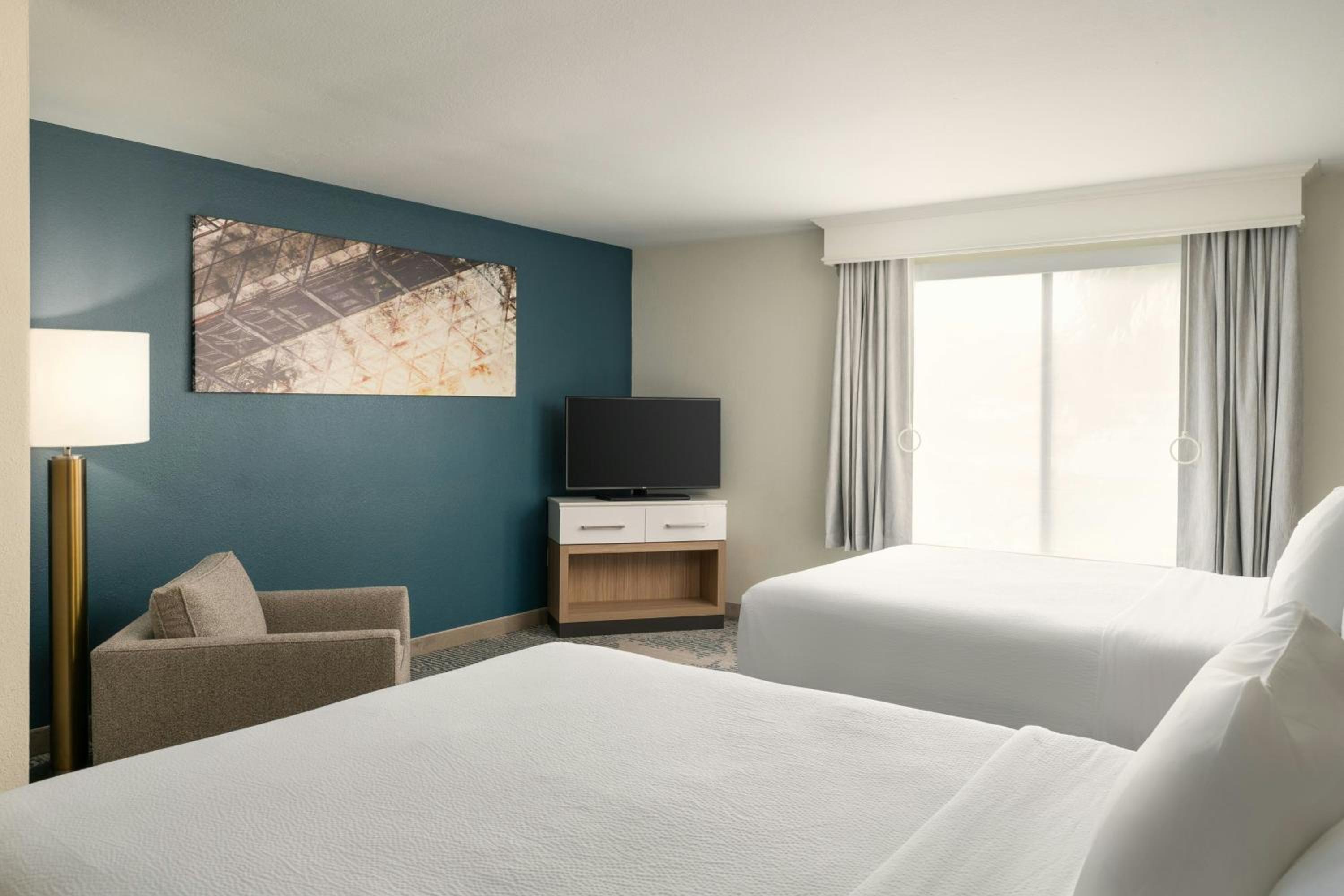Queen Suite with Two Queen Beds and Trundle Sofa - Hearing Accessible - Photo 2