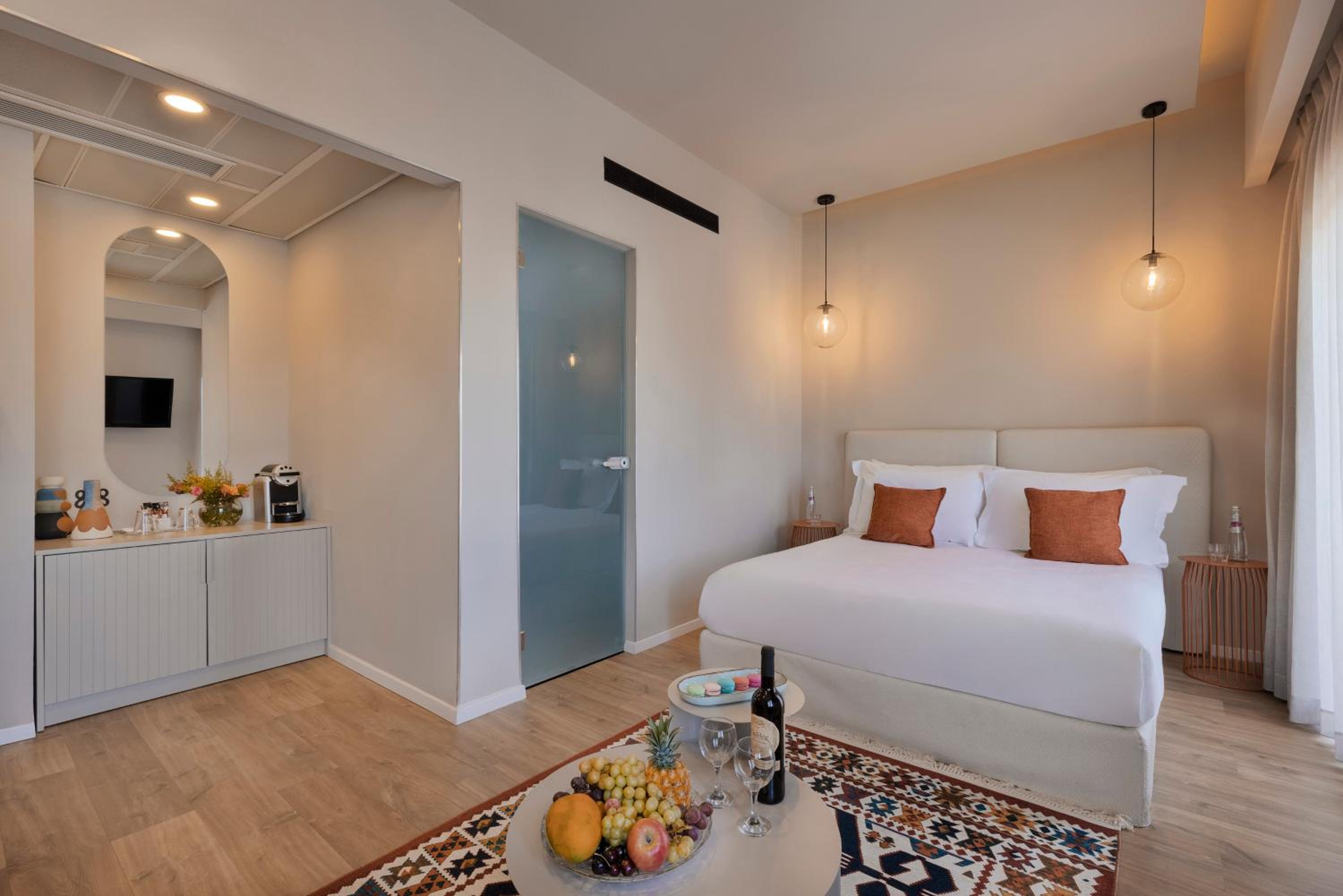 Deluxe Suite - Photo 1