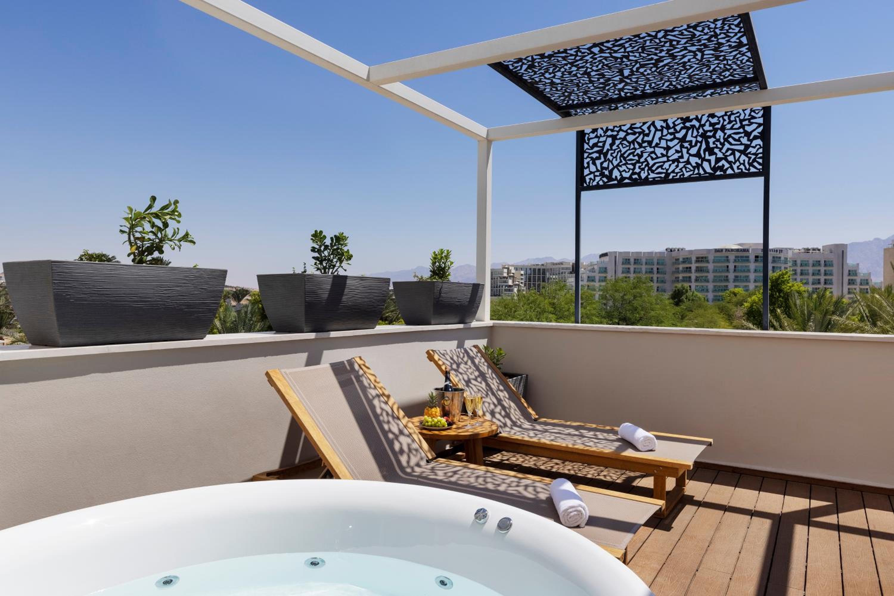 Deluxe Suite - Photo 5