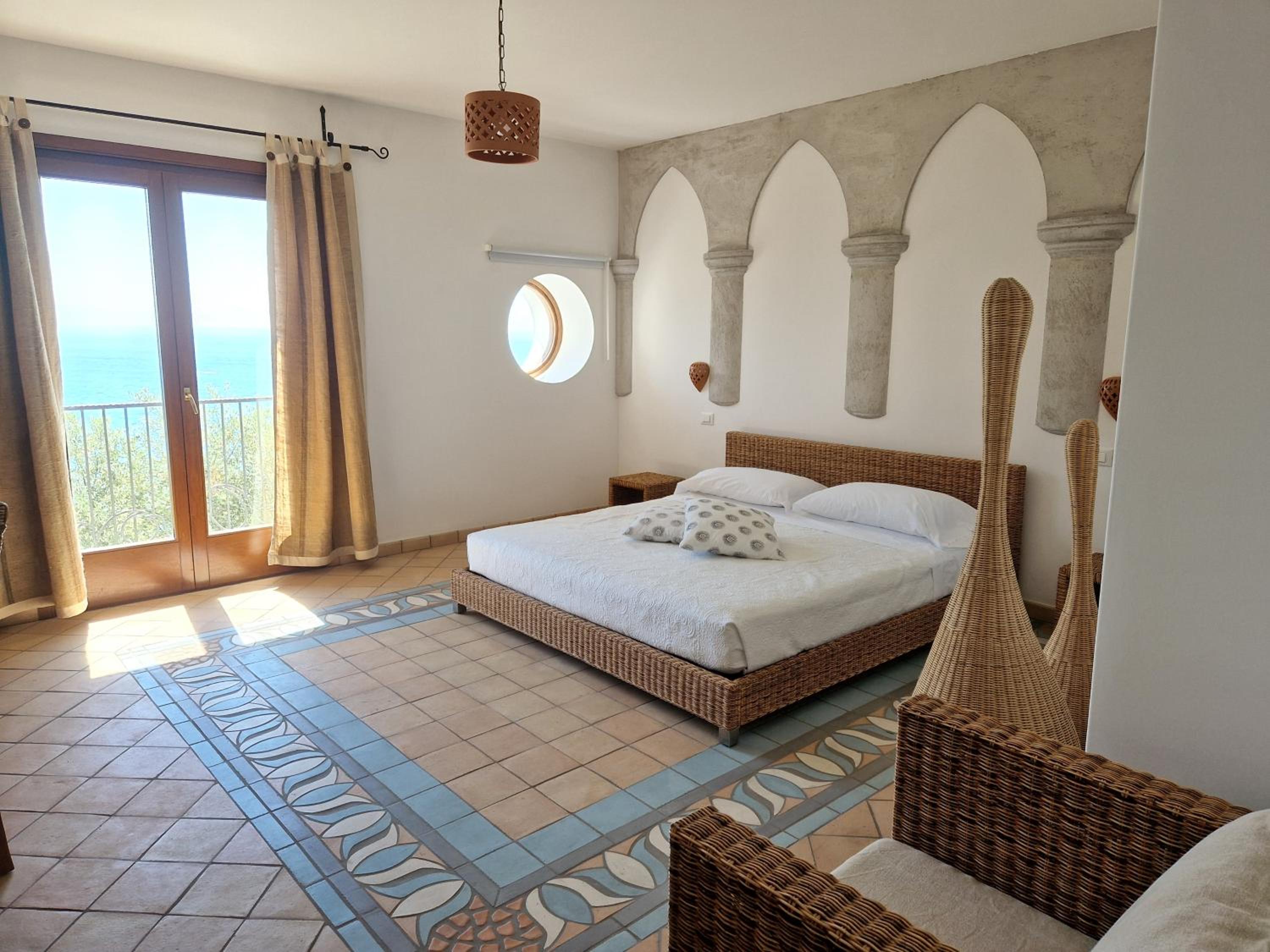 Deluxe Double Room with Spa Bath and Sea View photo 2