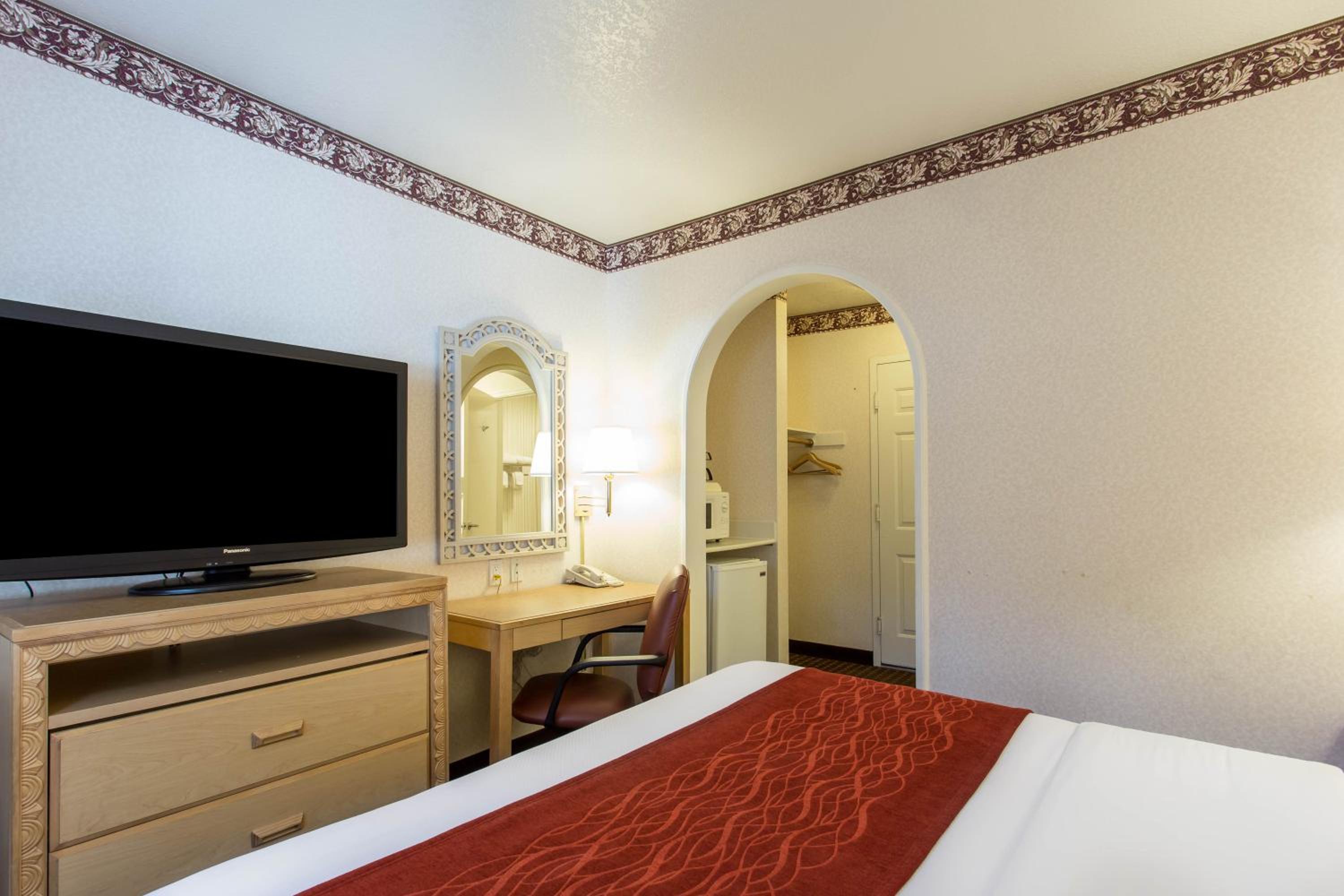Queen Room - Non-Smoking - Photo 7