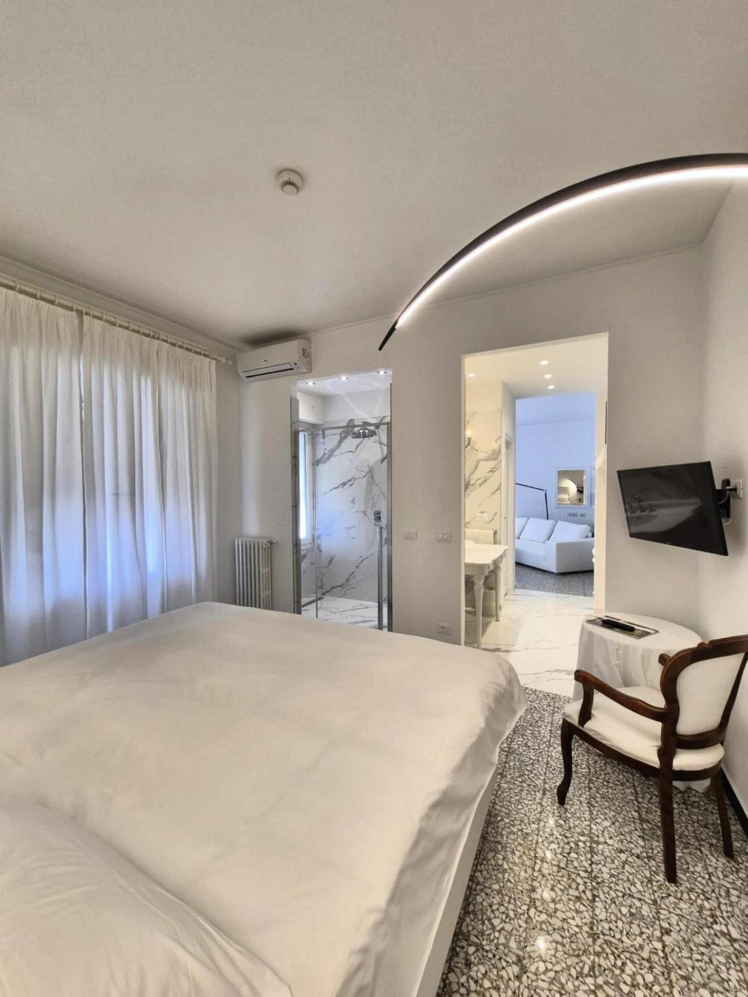 Deluxe Suite with Spa Bath - Photo 4