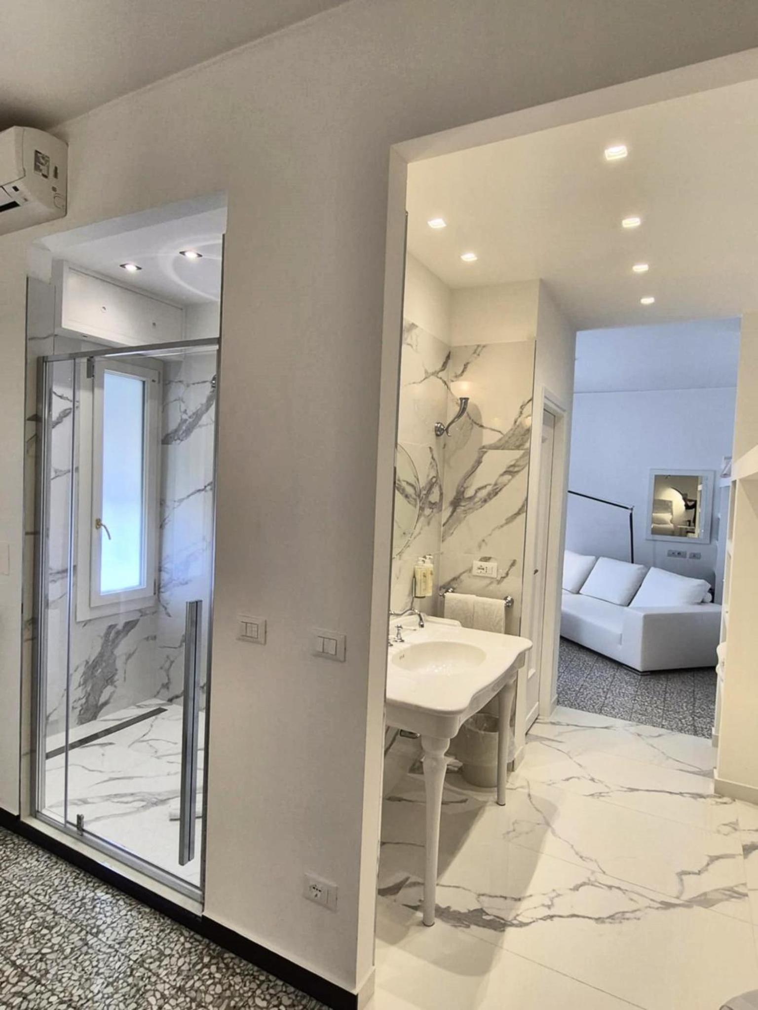 Deluxe Suite with Spa Bath - Photo 5