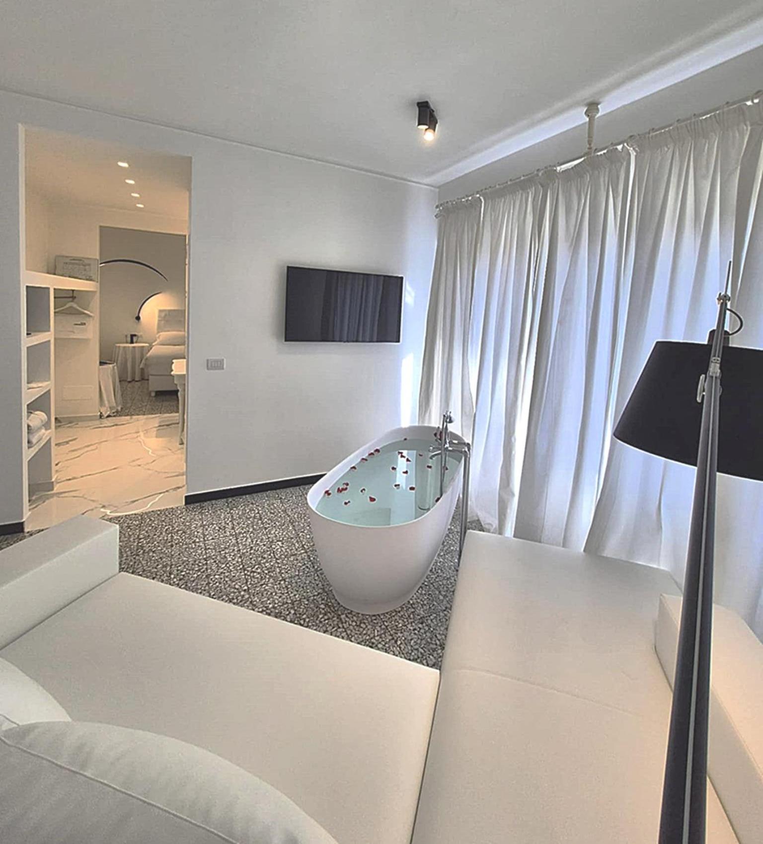 Deluxe Suite with Spa Bath - Photo 7