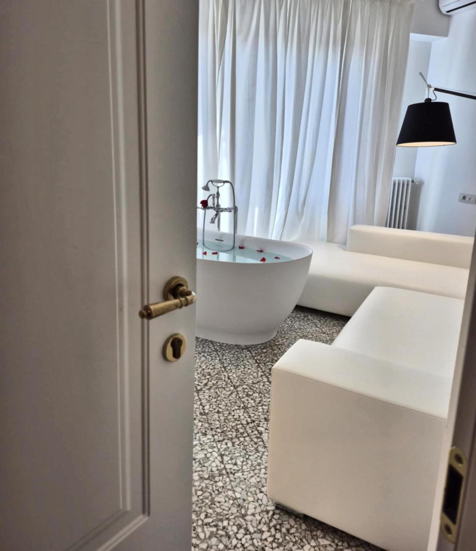 Deluxe Suite with Spa Bath - Photo 8