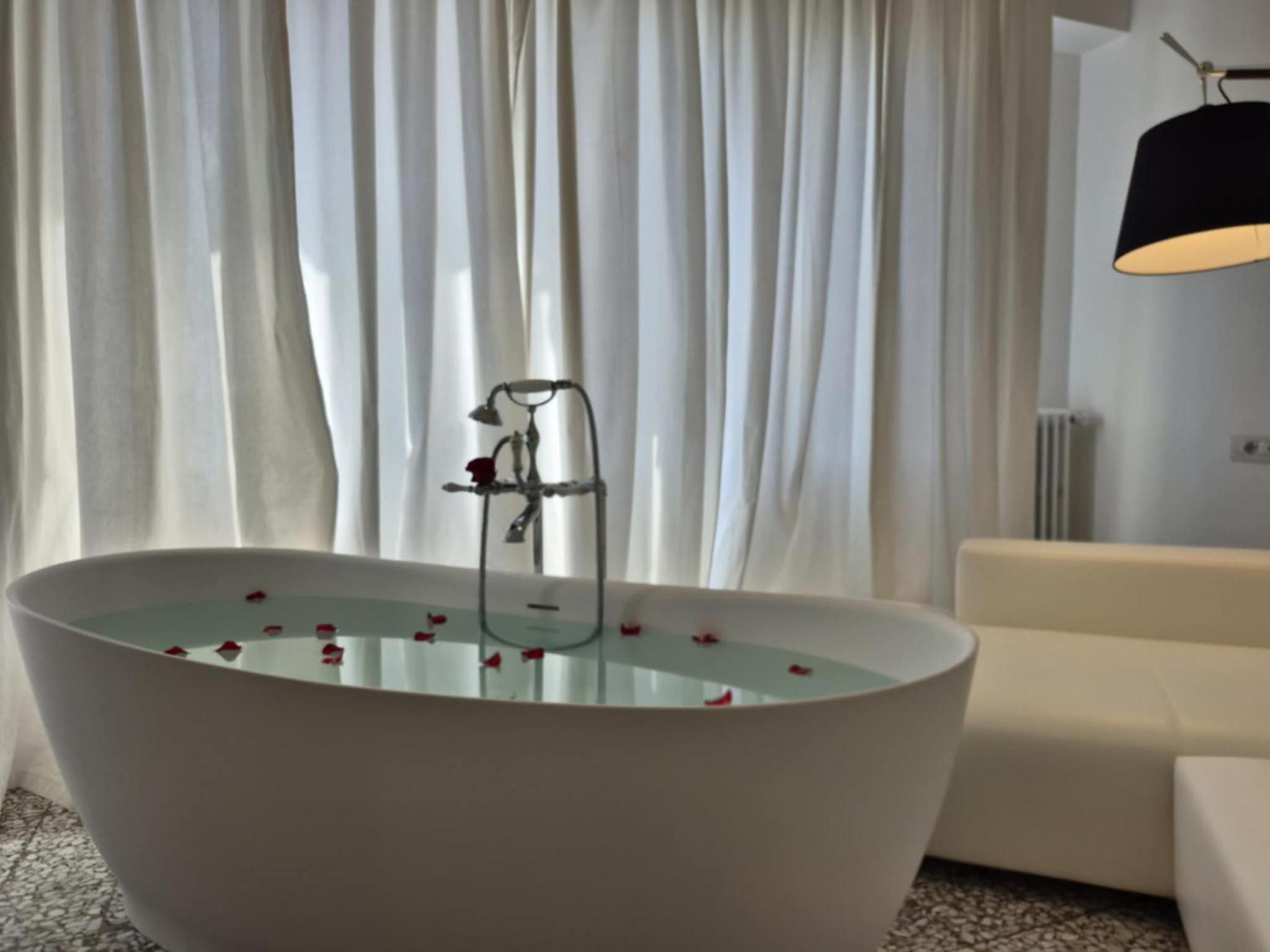 Deluxe Suite with Spa Bath - Photo 9