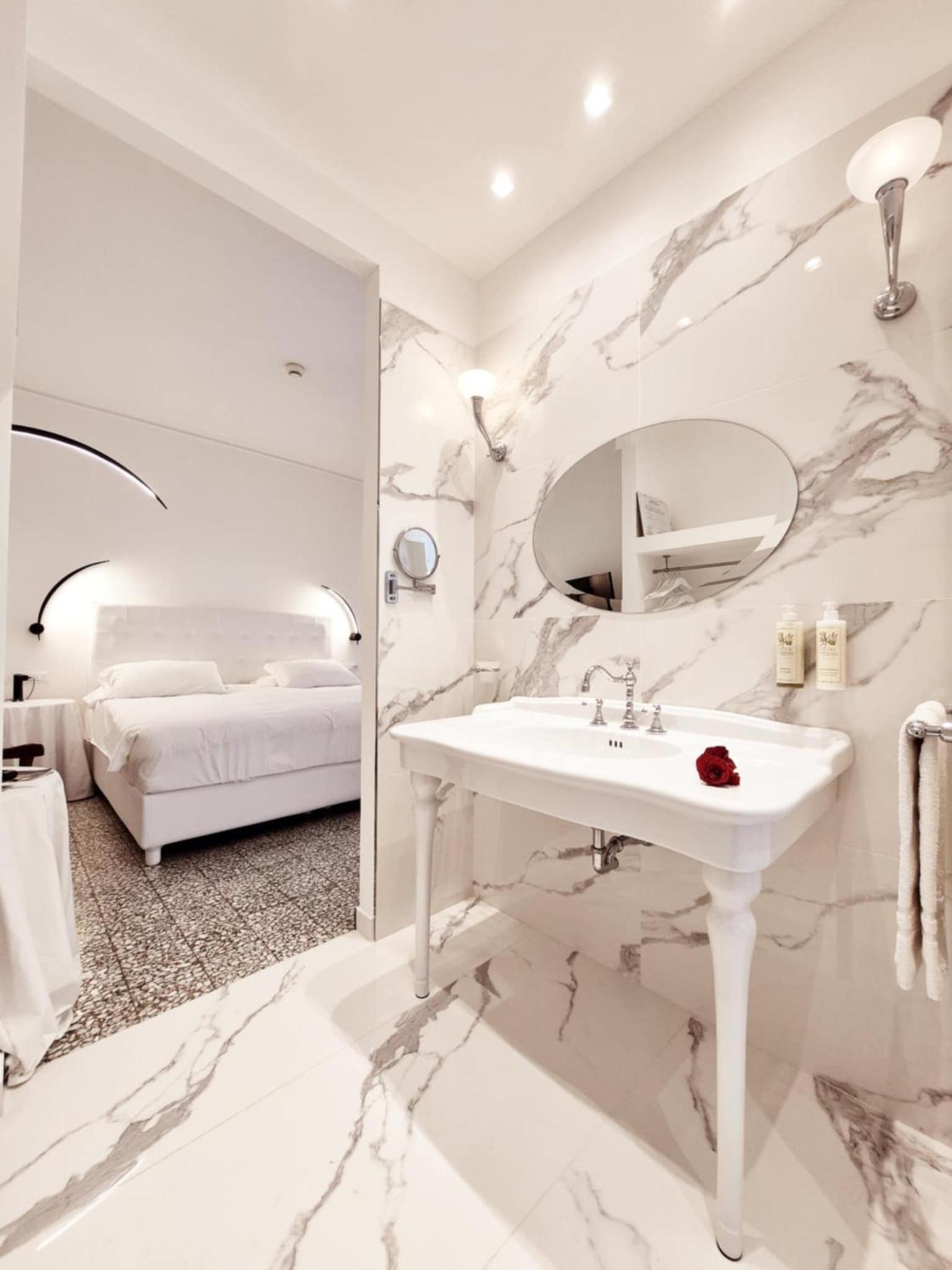 Deluxe Suite with Spa Bath - Photo 10