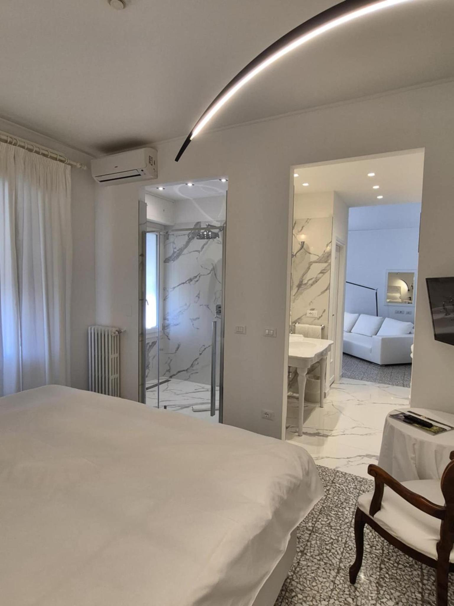 Deluxe Suite with Spa Bath - Photo 12