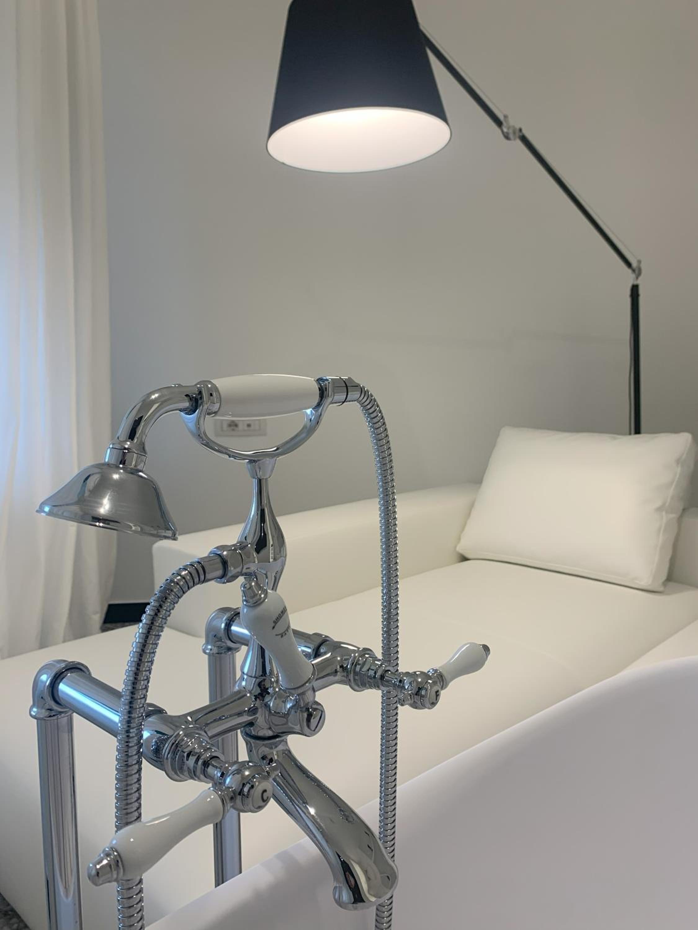 Deluxe Suite with Spa Bath - Photo 2