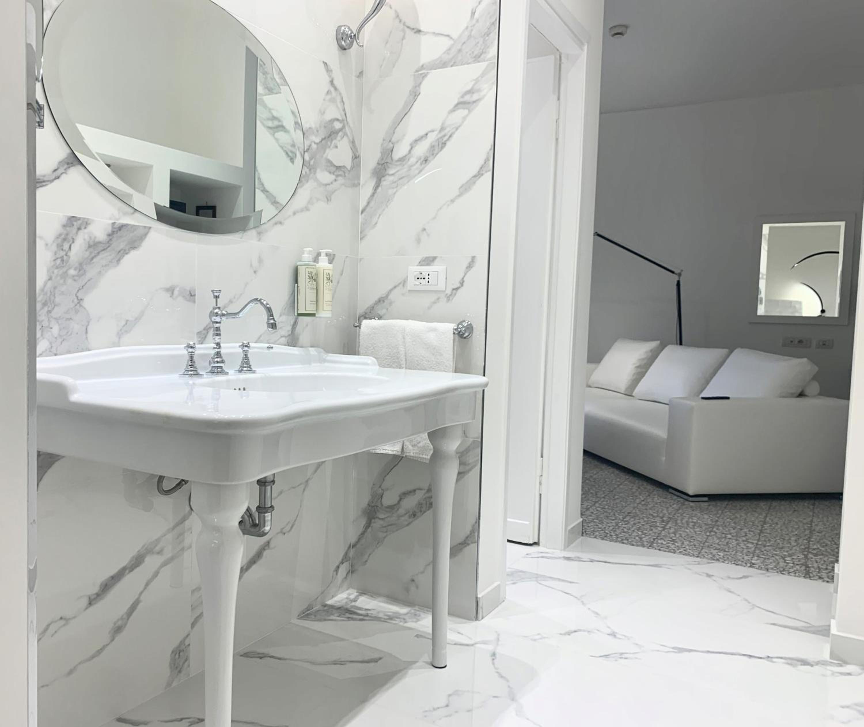 Deluxe Suite with Spa Bath - Photo 14