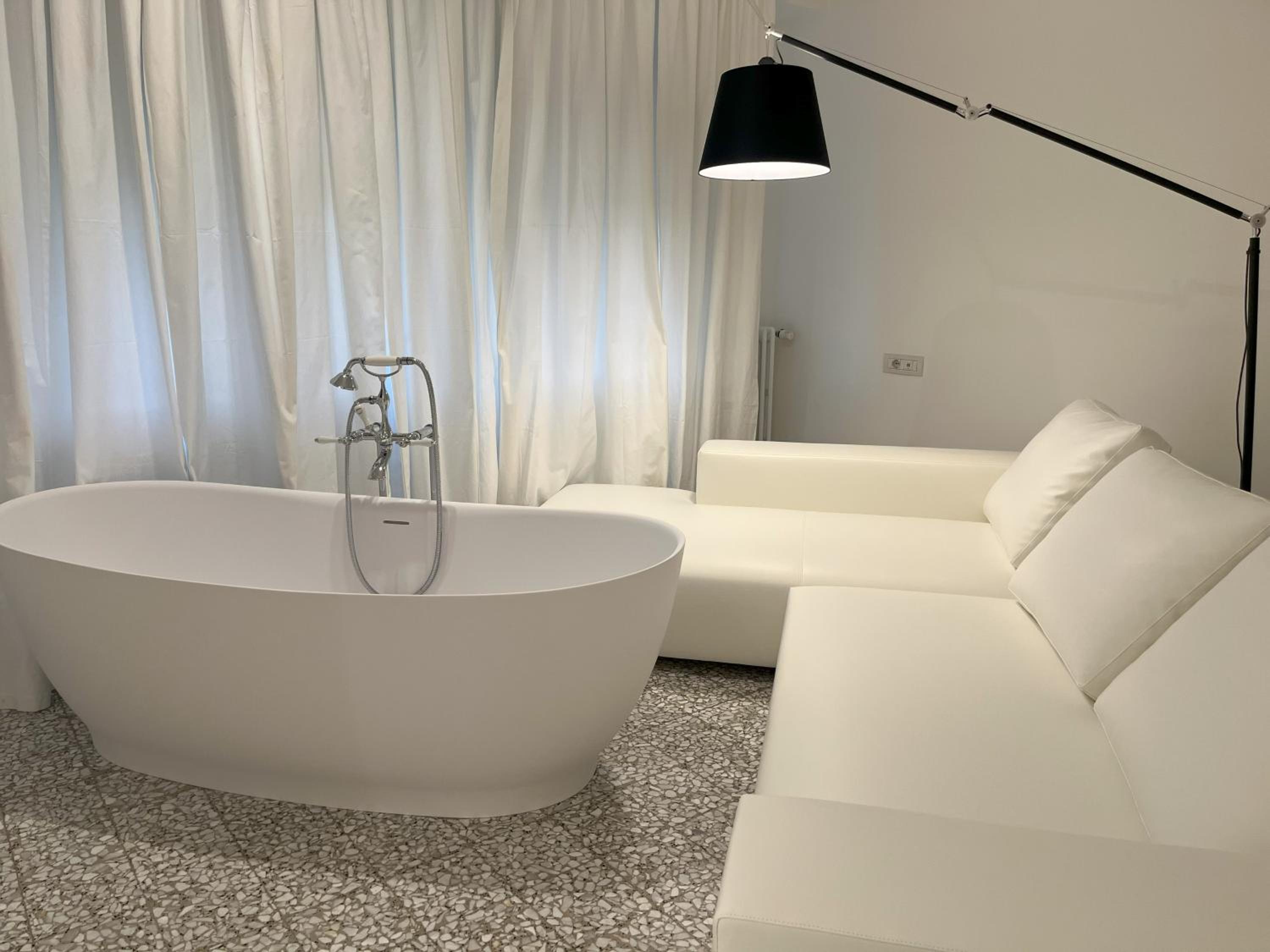 Deluxe Suite with Spa Bath - Photo 16
