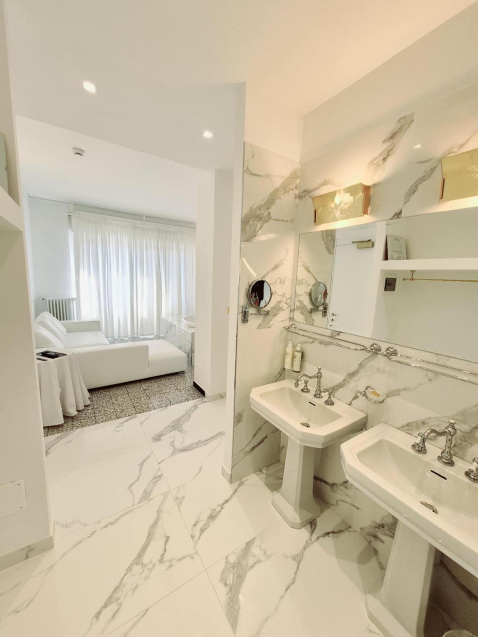 Deluxe Suite with Spa Bath - Photo 12