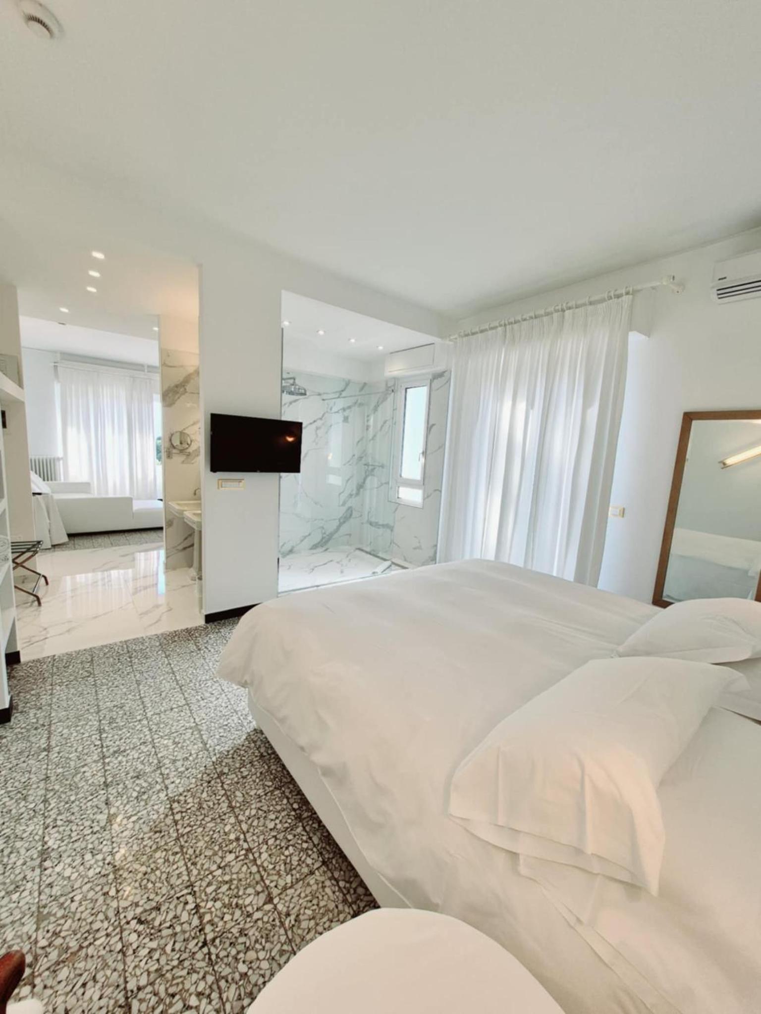 Deluxe Suite with Spa Bath - Photo 11