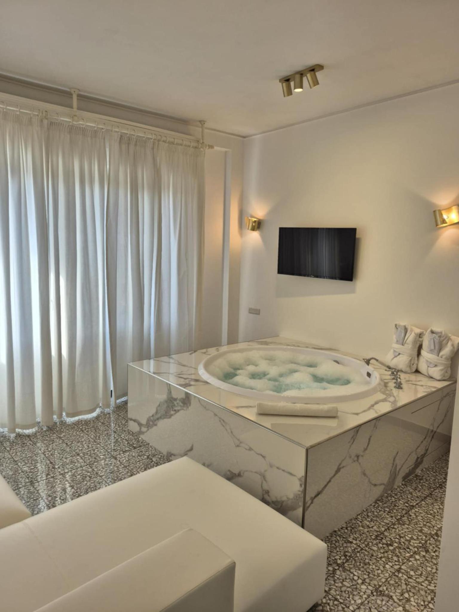 Deluxe Suite with Spa Bath - Photo 10