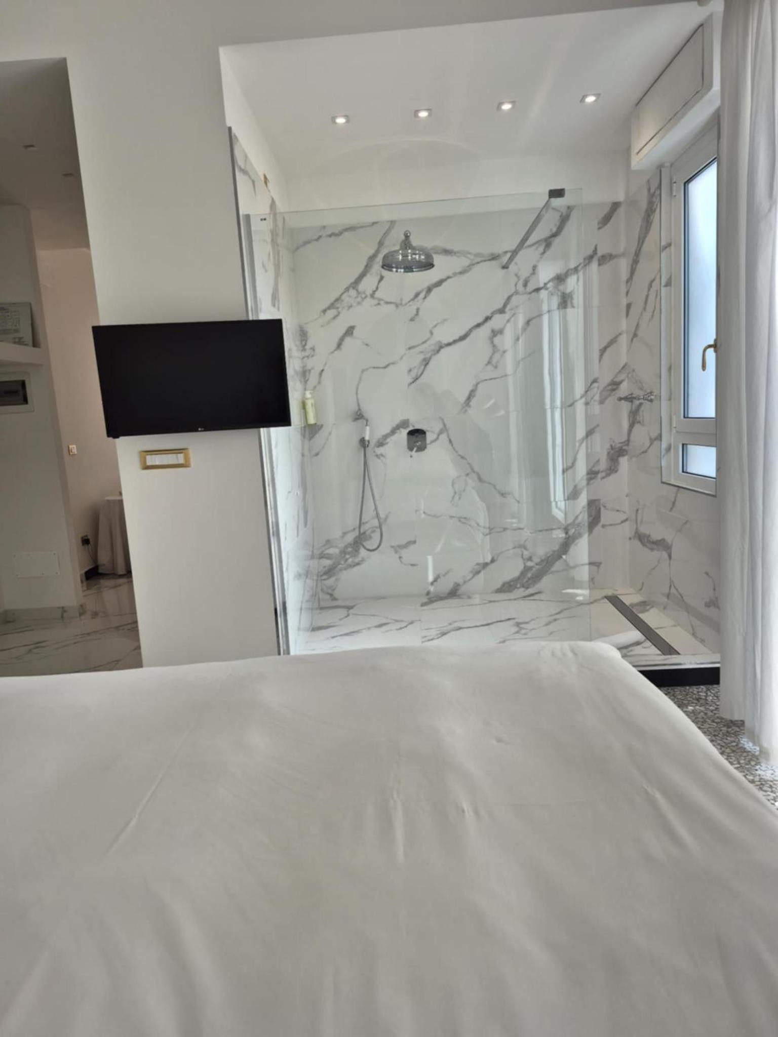 Deluxe Suite with Spa Bath - Photo 9