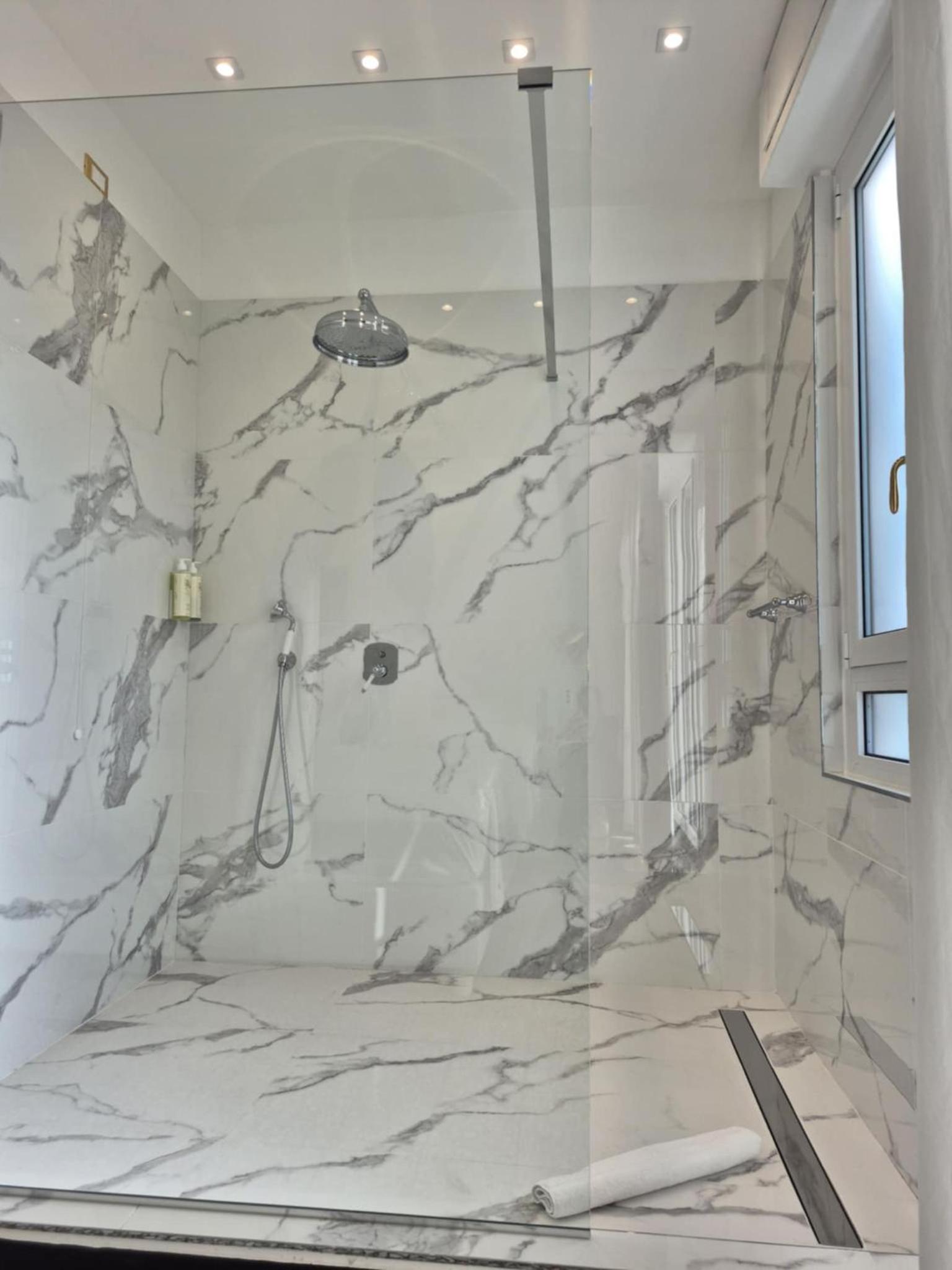 Deluxe Suite with Spa Bath - Photo 8