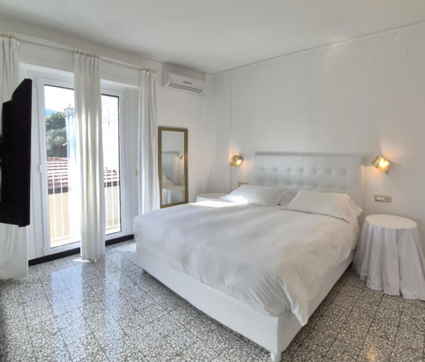 Deluxe Suite with Spa Bath - Photo 7
