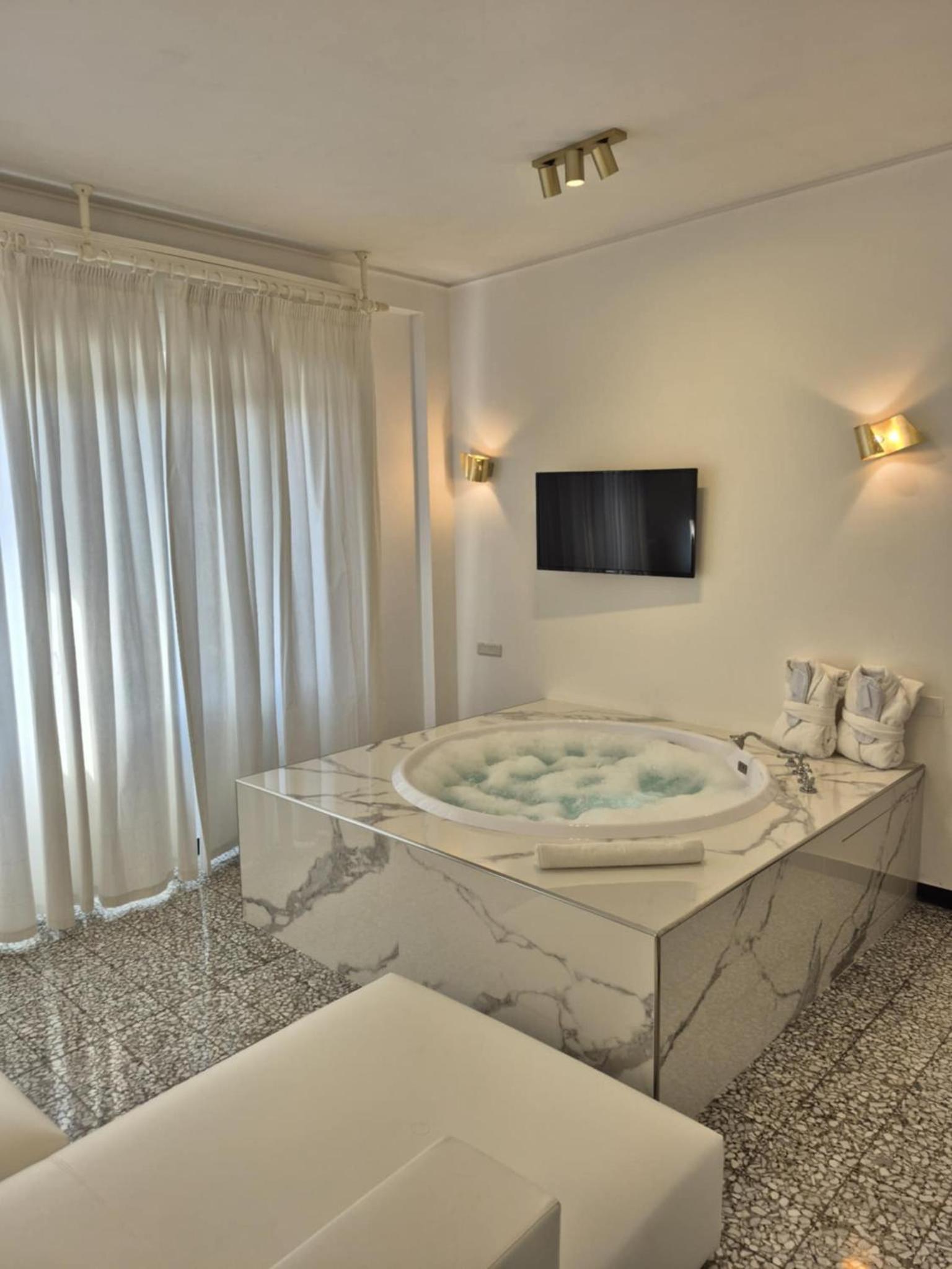 Deluxe Suite with Spa Bath - Photo 1